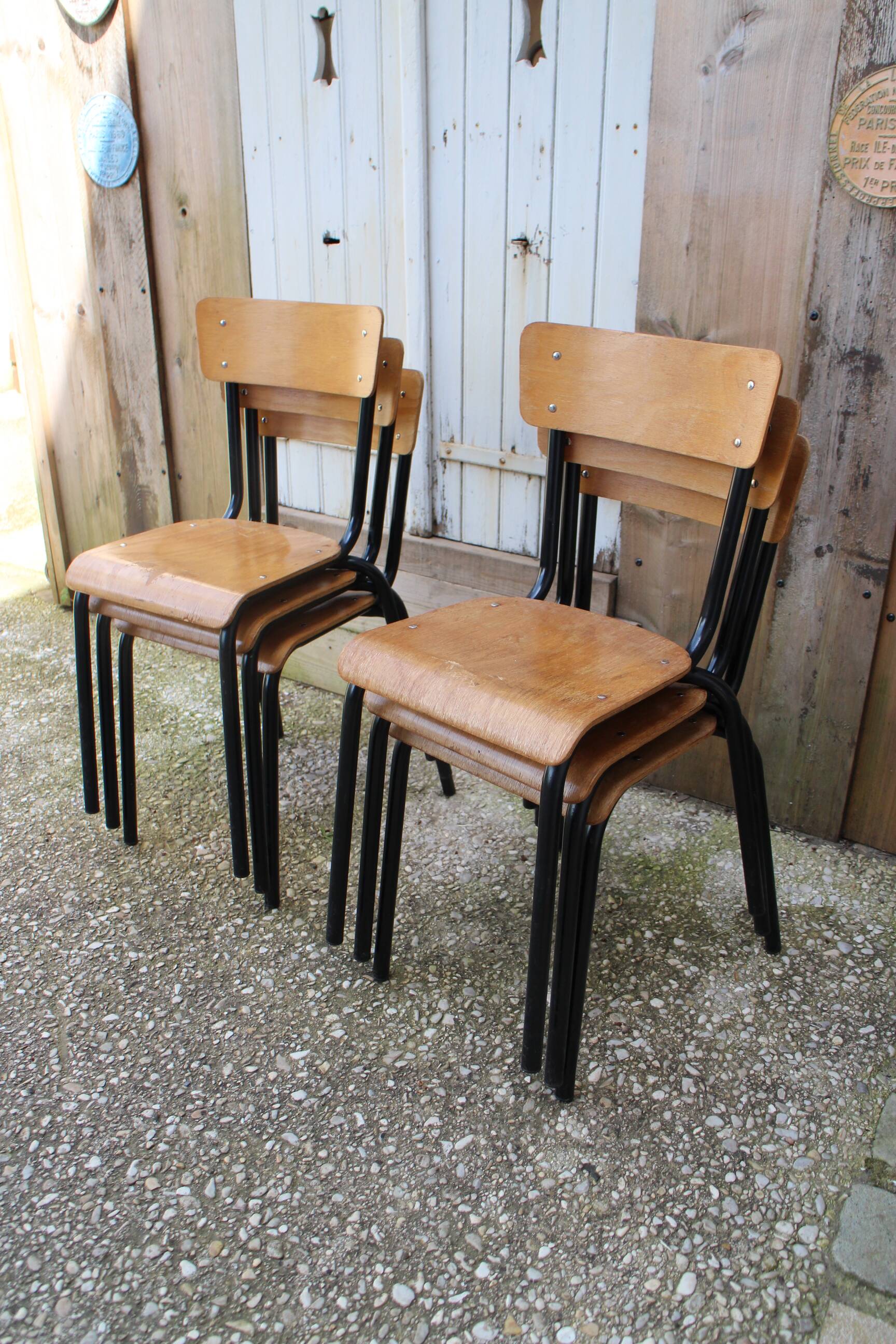 6 chaises d'école en métal noir et bois