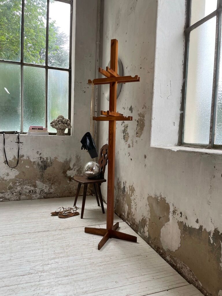 Patère wears pine coat 70