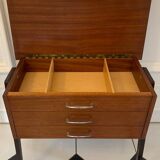 Travailleuse scandinave pieds compas