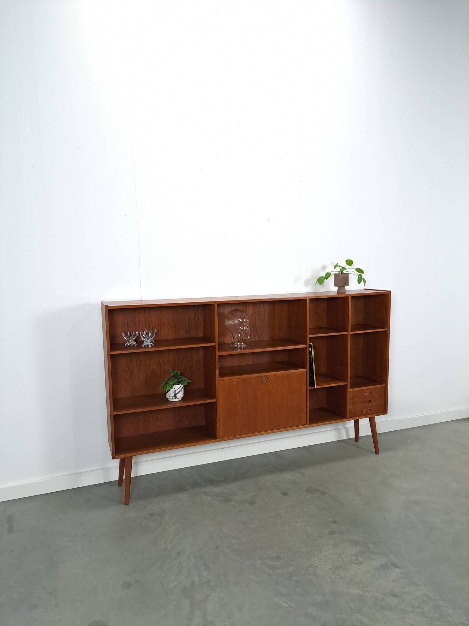 Deens teak brede LP kast met planken, lades en bar met spiegel