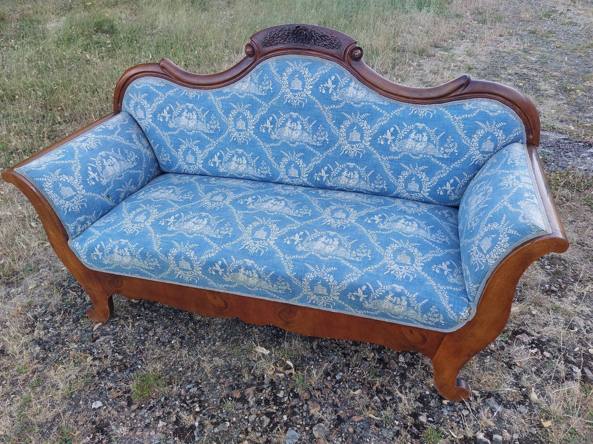 Antique walnut canapé in Louis Philippe style
