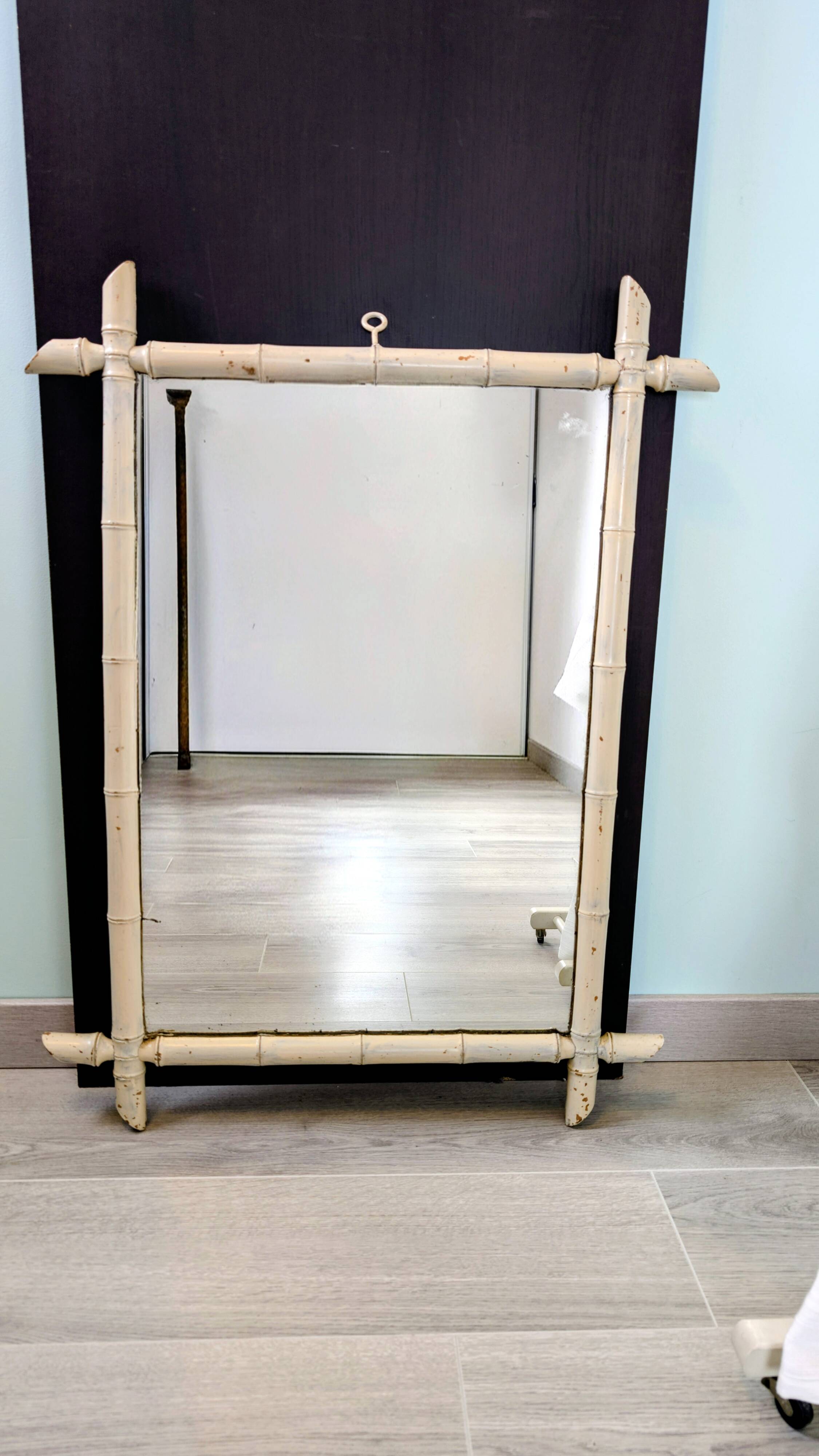 Vintage mirror with a bamboo spirit painted white – Graphic elegance and exoticism
