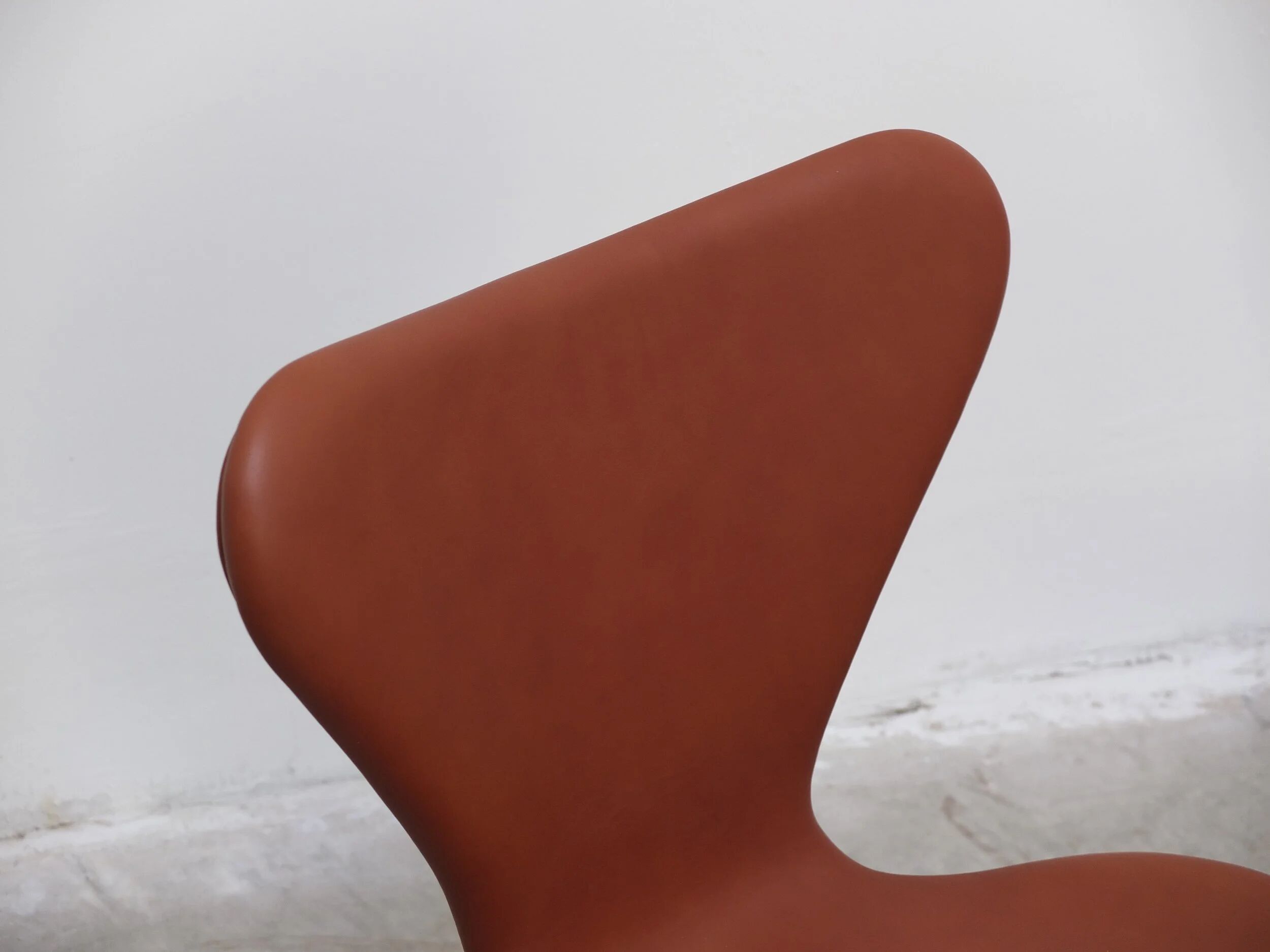 'Series 7' chairs in cognac leather by Arne Jacobsen for Fritz Hansen, 1955