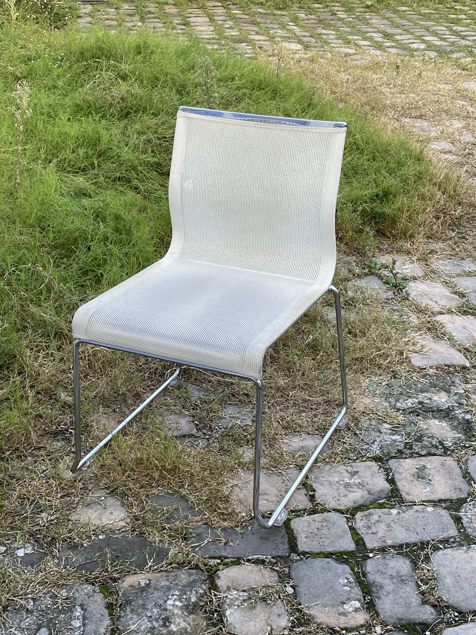Lot de 5 Chaises de réunion empilables « Stick chair » ICF - piétement luge - tissu résille blanc