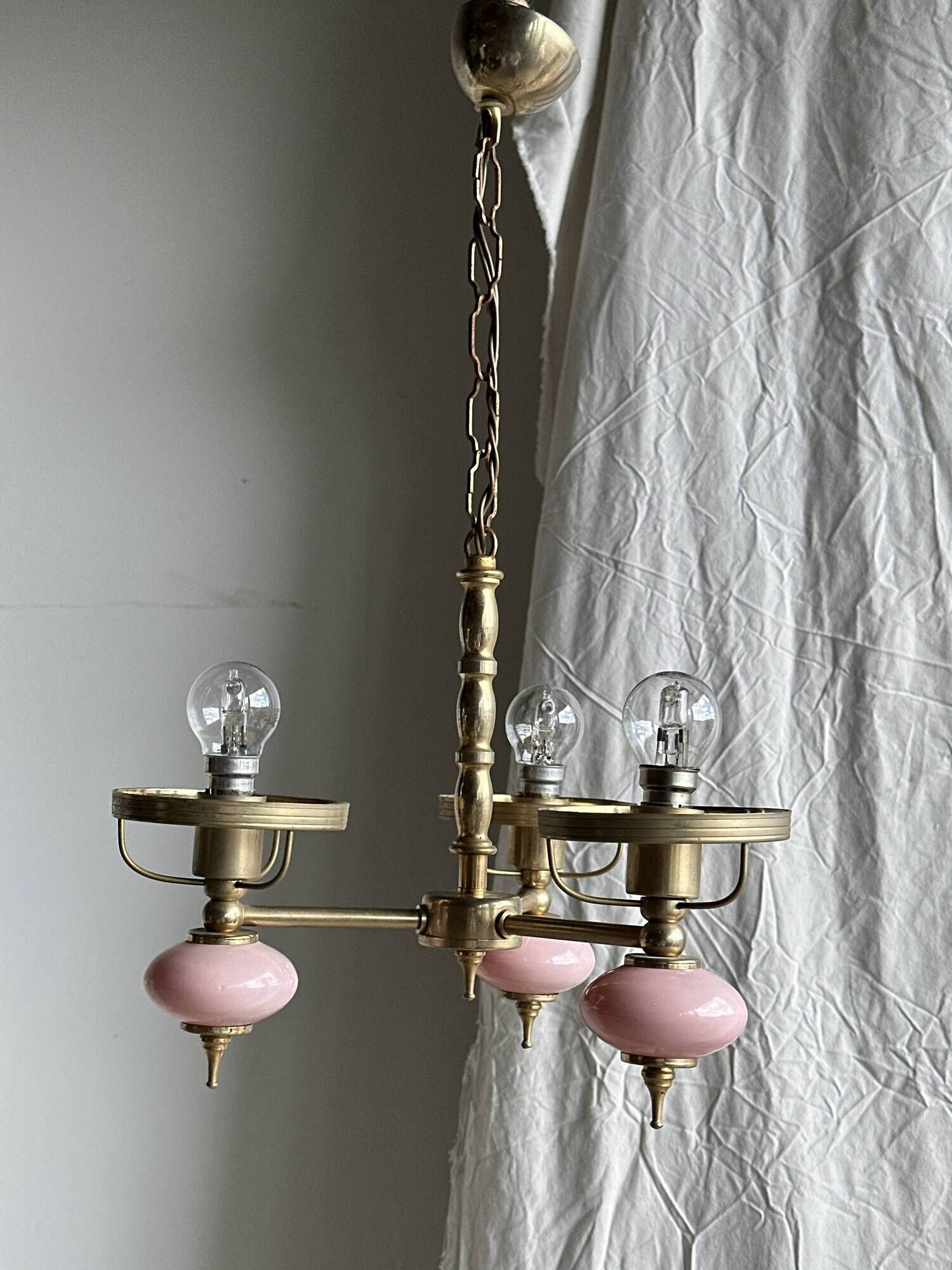 Petit lustre rose et doré à 3 bras de lumières