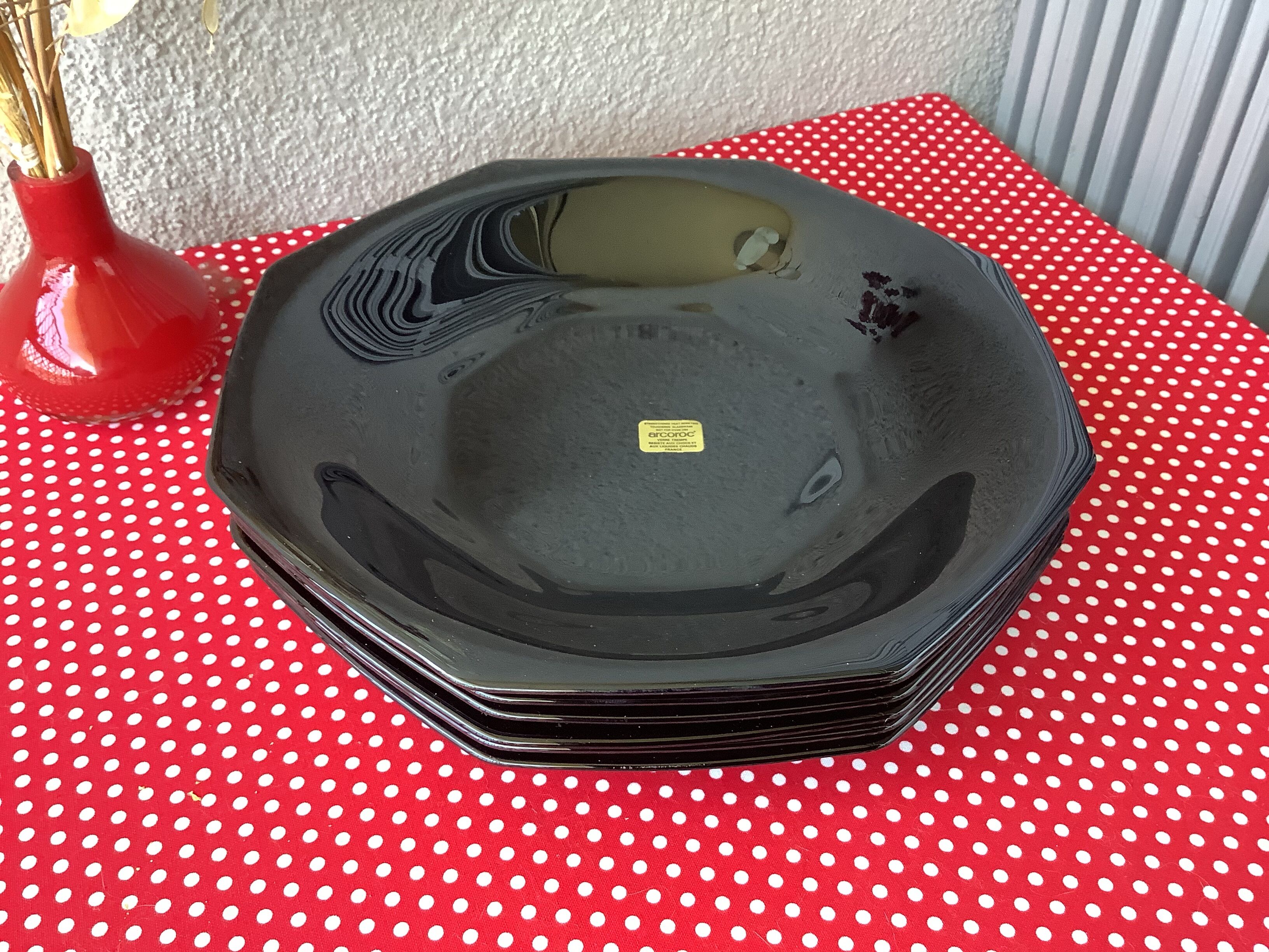 Art Deco-style black Arcoroc octime plates