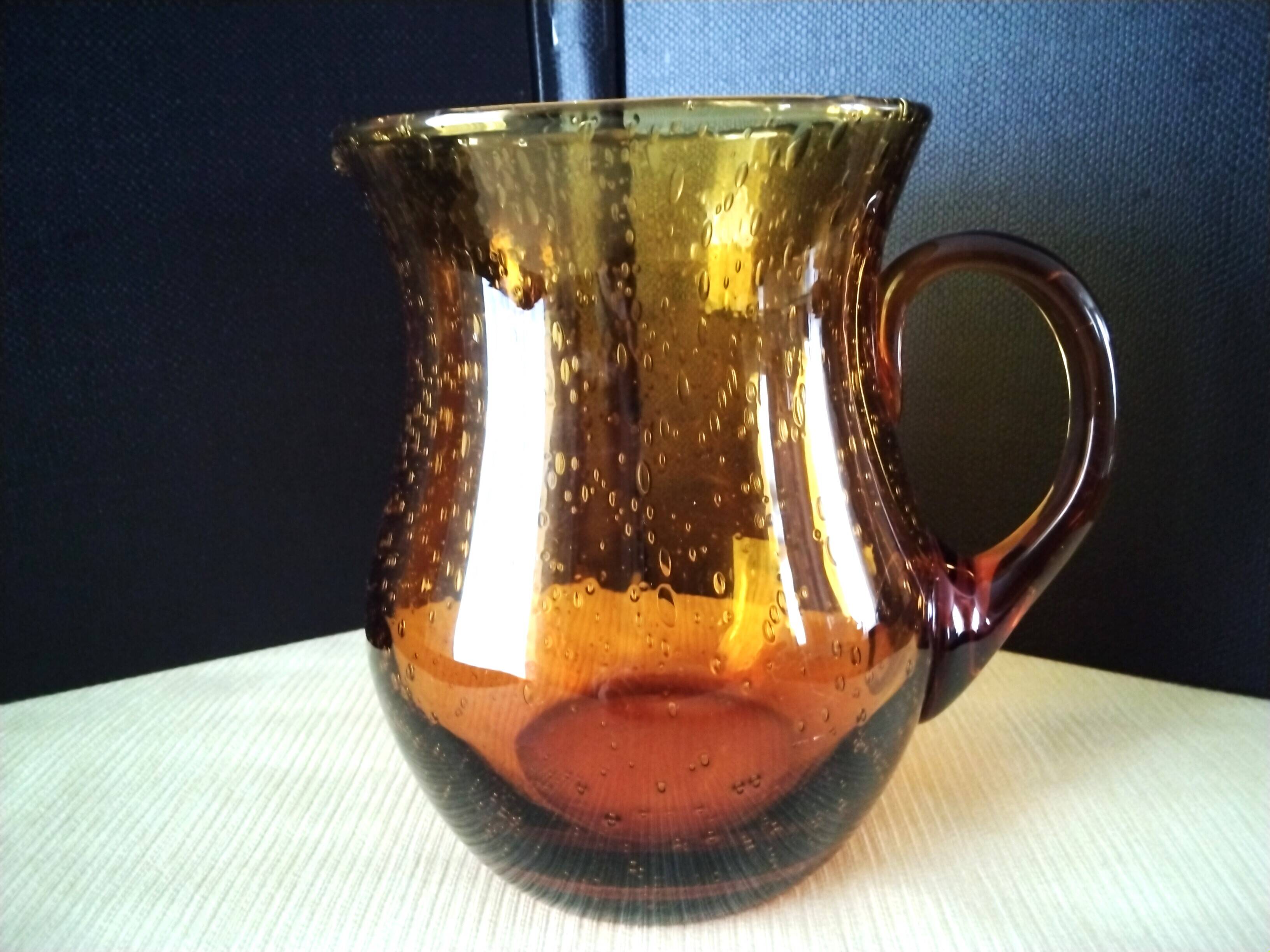 Cruche à eau ventrue en verre bullé