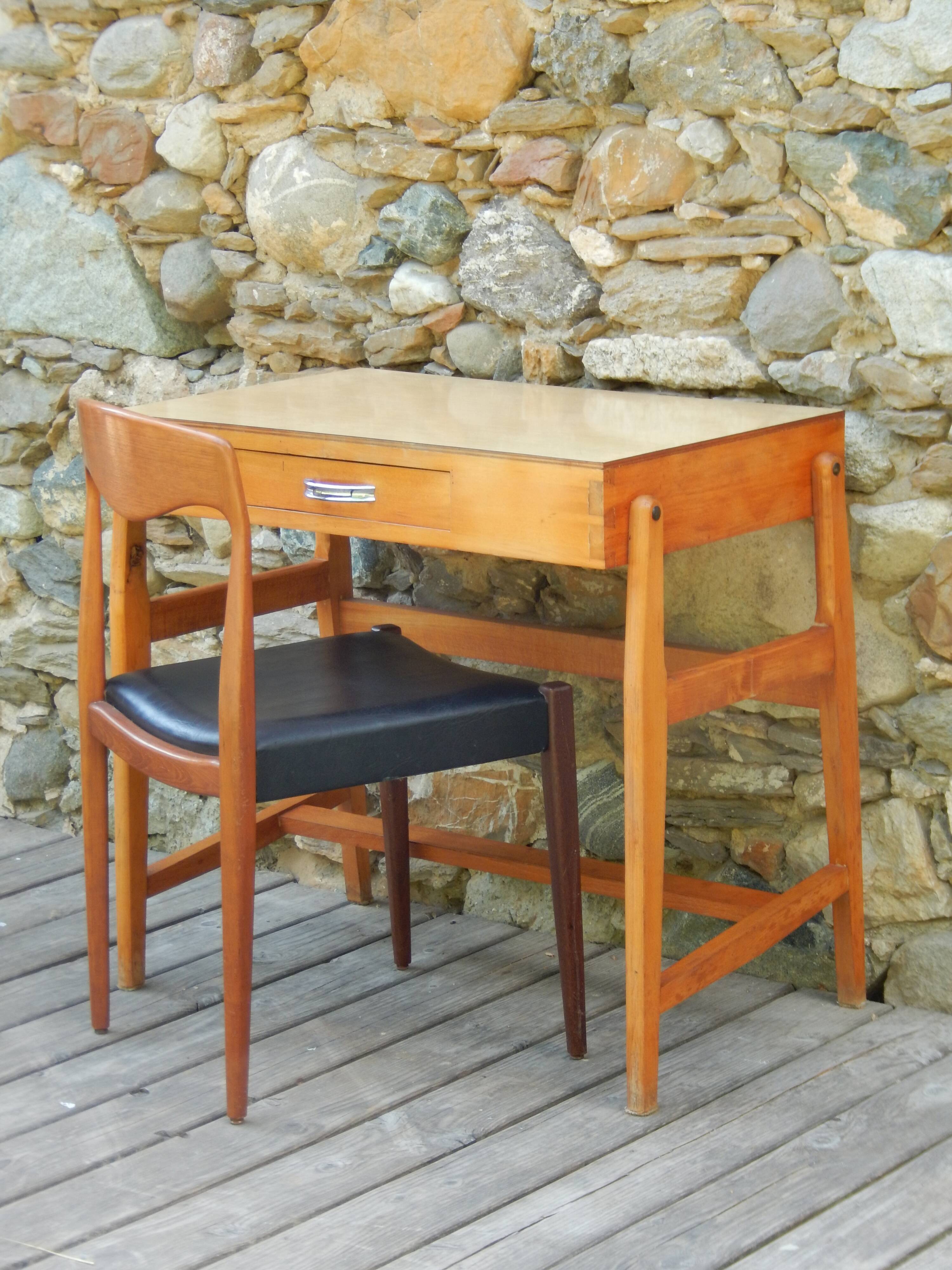 Small desk and vintage Scandinavian chair from the 50s-60s by Niels Otto Möller.