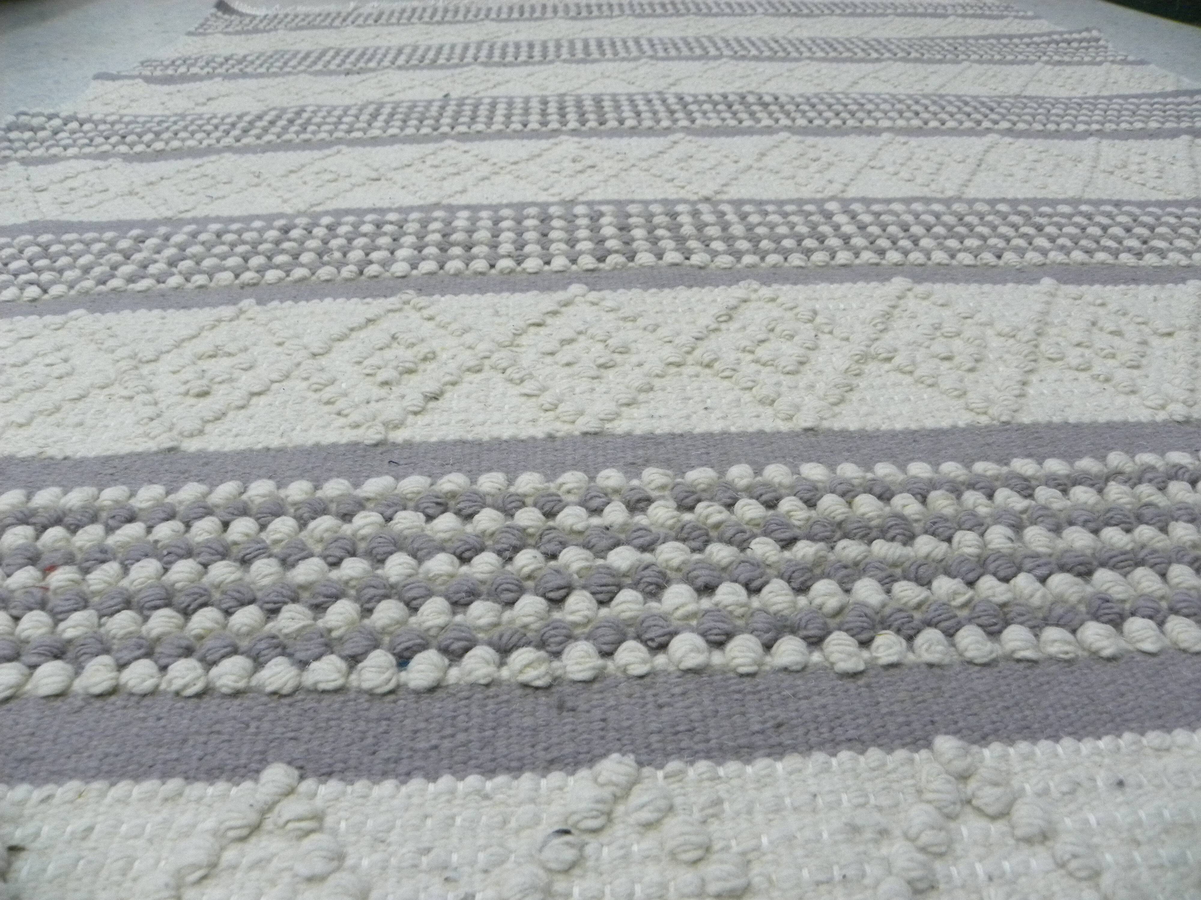 Handmade artisanal rug in Wool – Modern and natural design in Beige Ecru