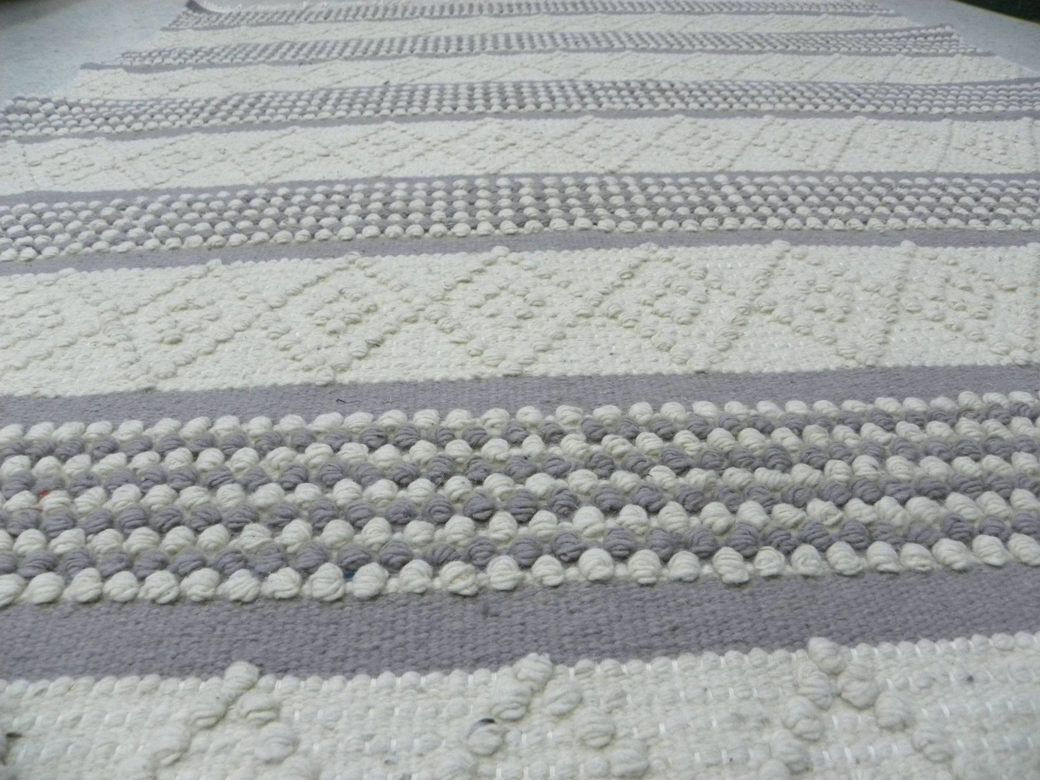 Handmade artisanal rug in Wool – Modern and natural design in Beige Ecru