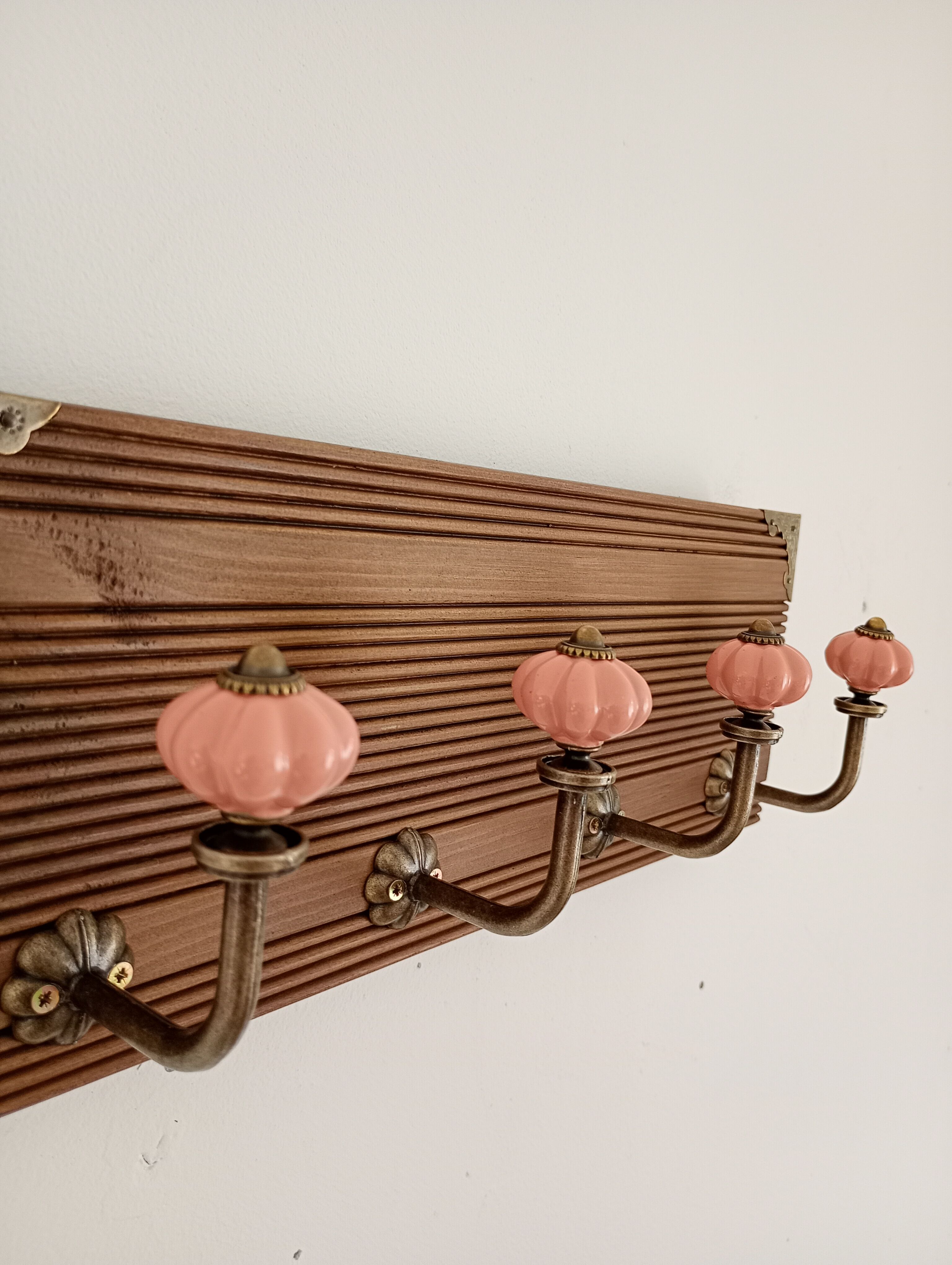 Vintage wall coat rack – 4 powder pink ceramic hooks – 40 cm