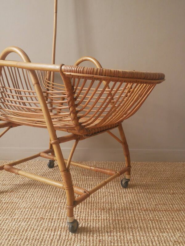 Berceau en rotin vintage couffin sur roulettes rétro design scandinave lit bébé