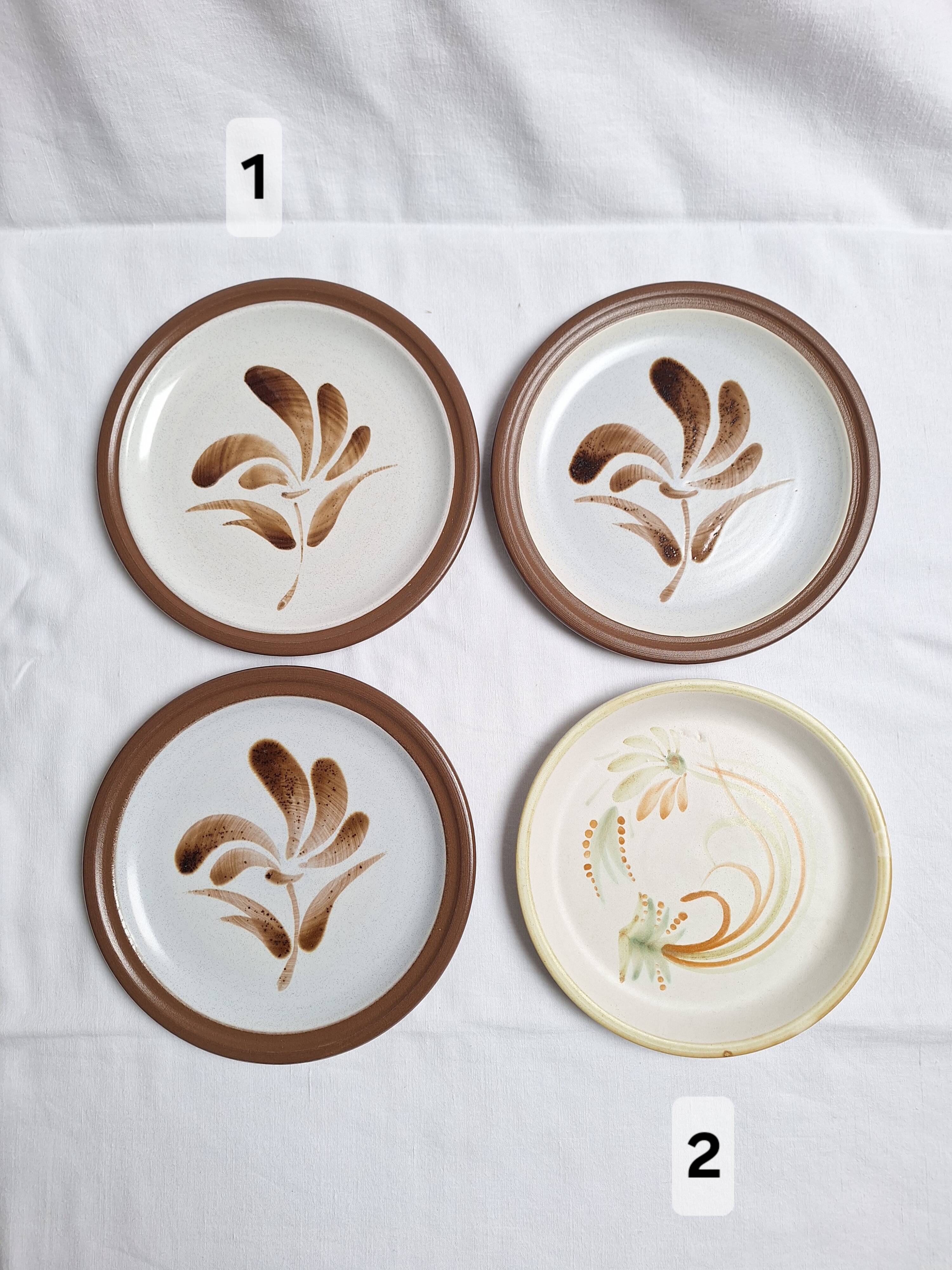 Assiettes plates vintage en grès, décor de fleurs peintes à la main