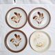 Assiettes plates vintage en grès, décor de fleurs peintes à la main