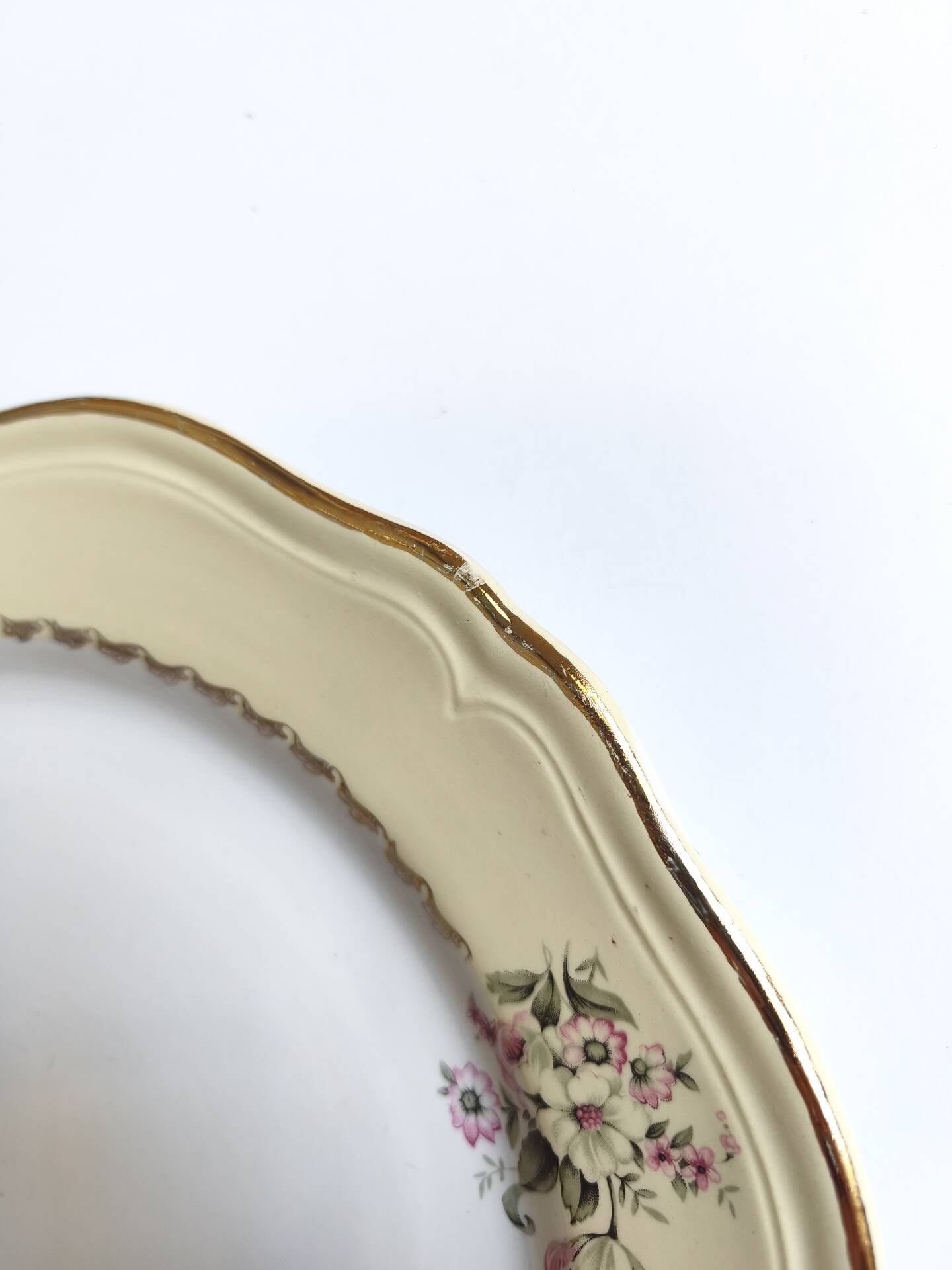 Round vintage plate L'Amandinoise model Paola cream and white flowers