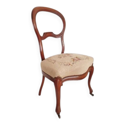 Chaise Louis Philippe en acajou assise tapissée brodée