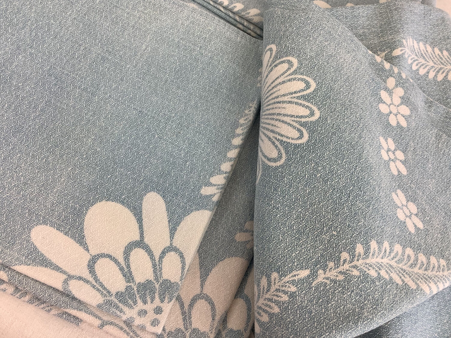 Oval tablecloth and 6 towels