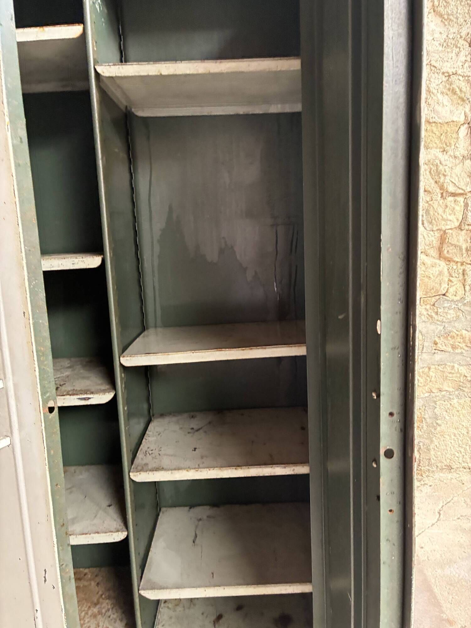 Armoire industrielle d’atelier en métal riveté - vintage 1960