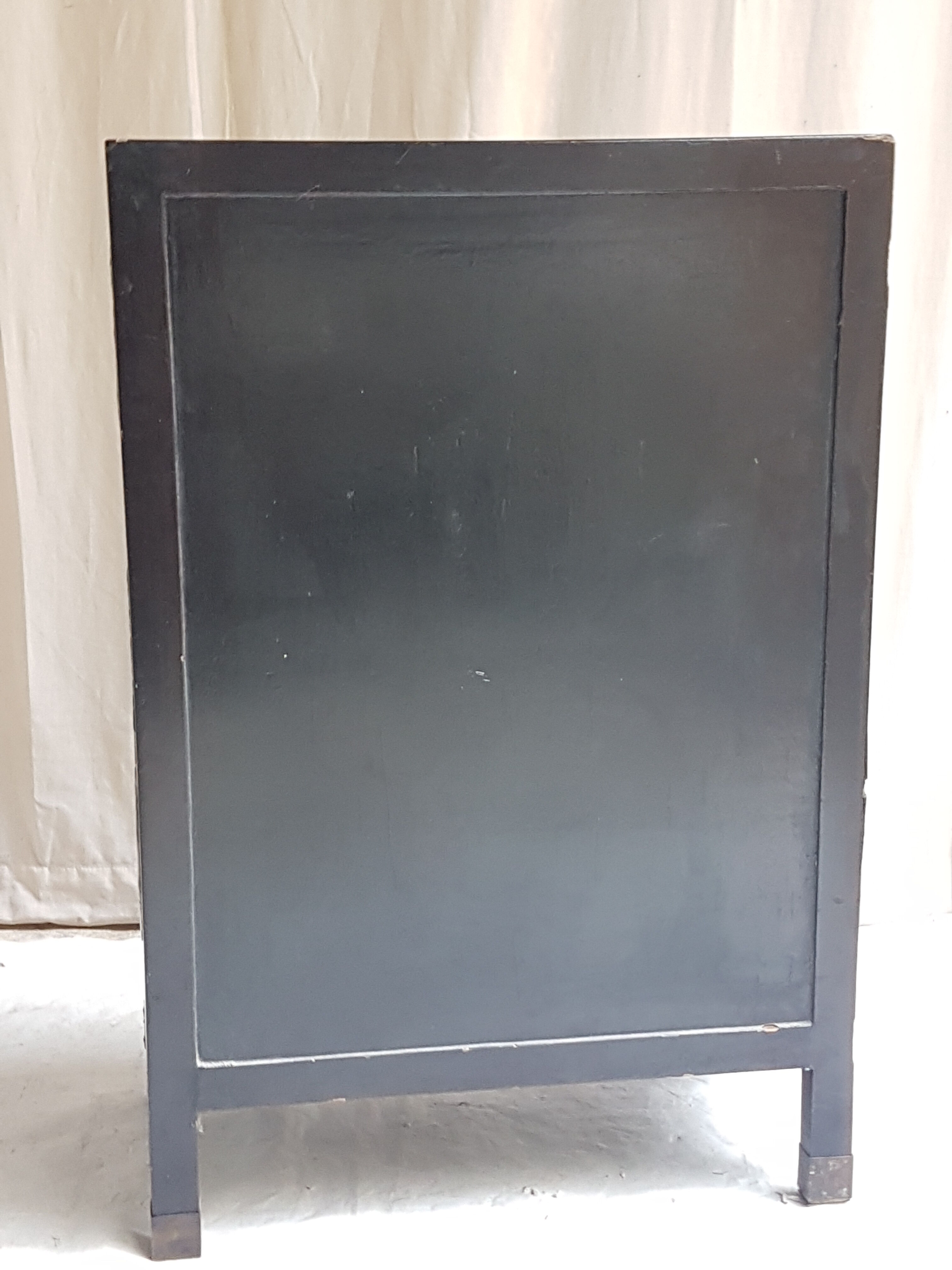 Chinese Bahut in 2-door laque