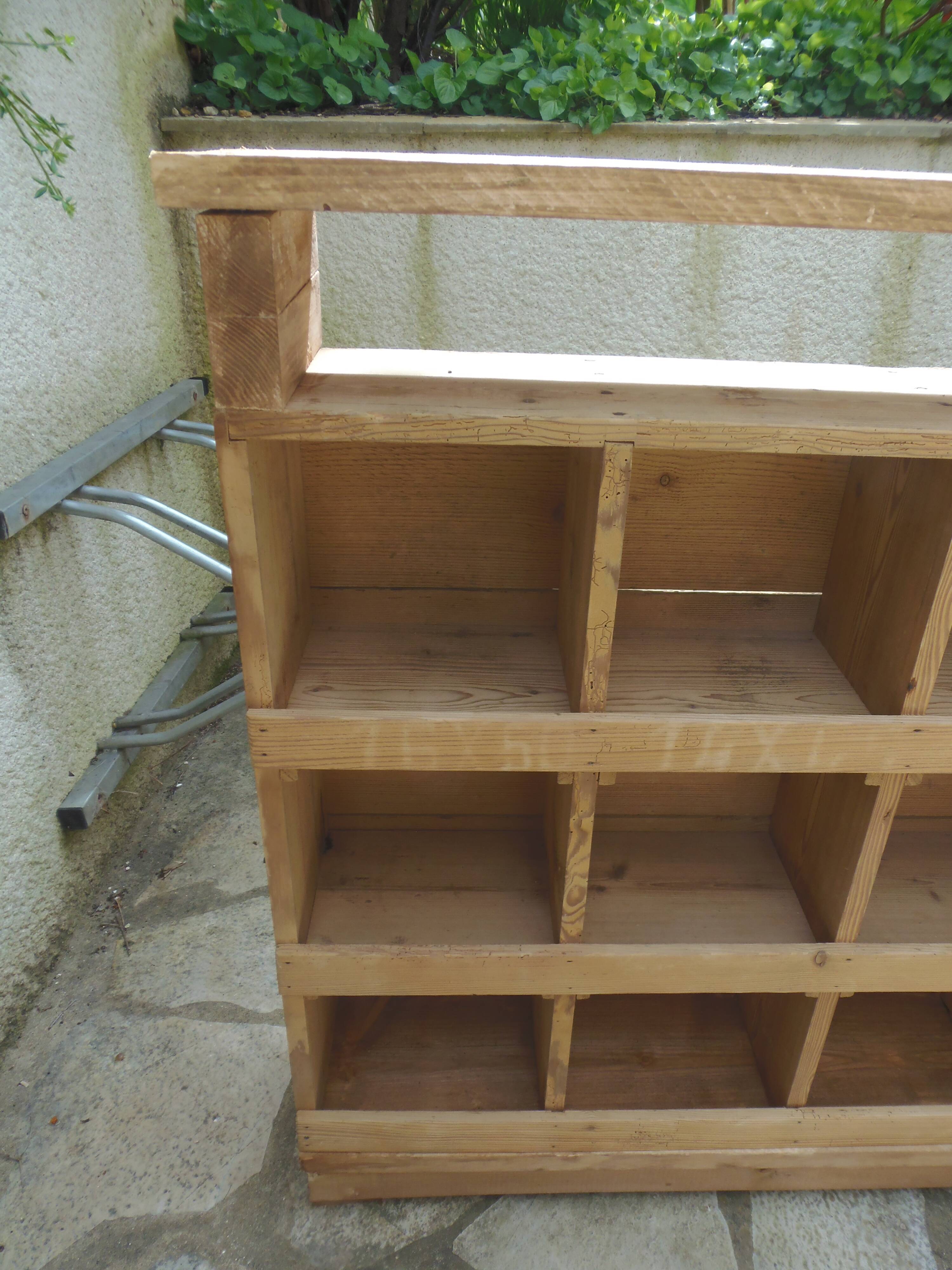 Vintage pitch pine furniture, 30 lockers, 1 niche.