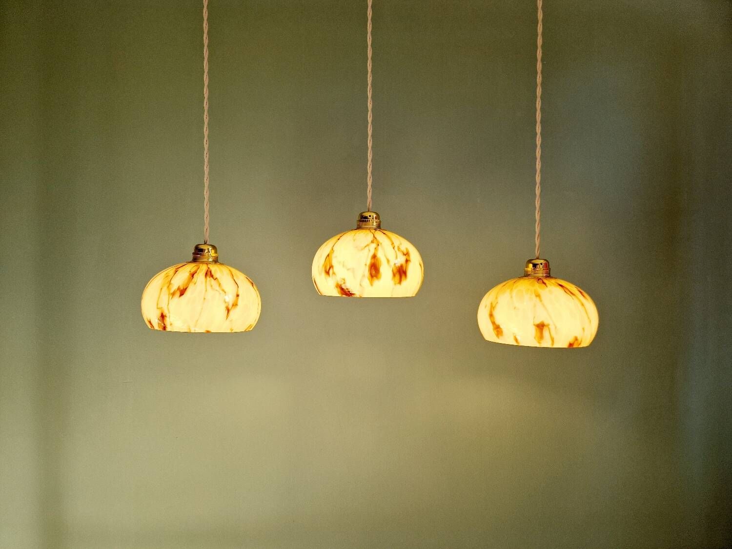 Trio of Art Deco pendant lights in marbled opaline glass, 1920s-30s