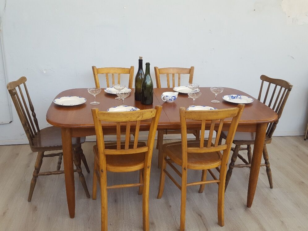 Extendable teak table