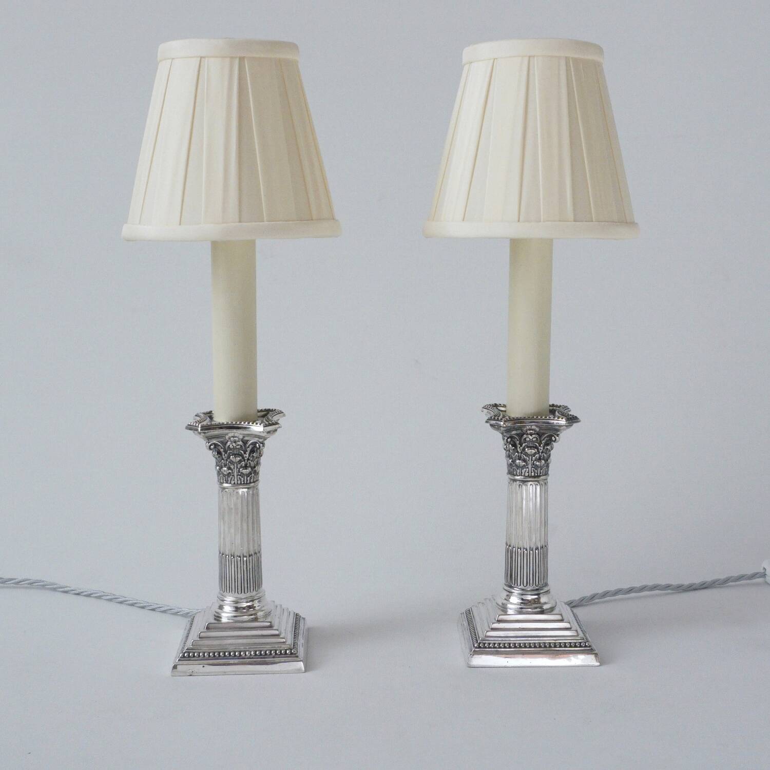 Paire antique de lampes de table en argent corinthien, William Hutton, années 1900, Royaume-Uni