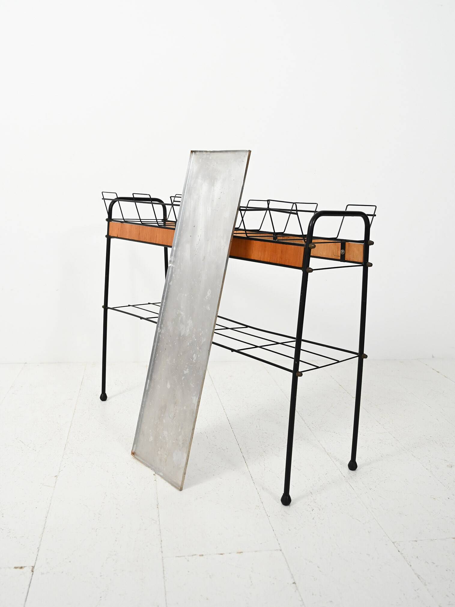 Métal noir scandinave et support de plante en teck
