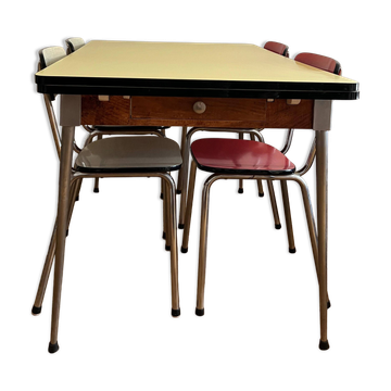 Table en Formica avec 4 chaises