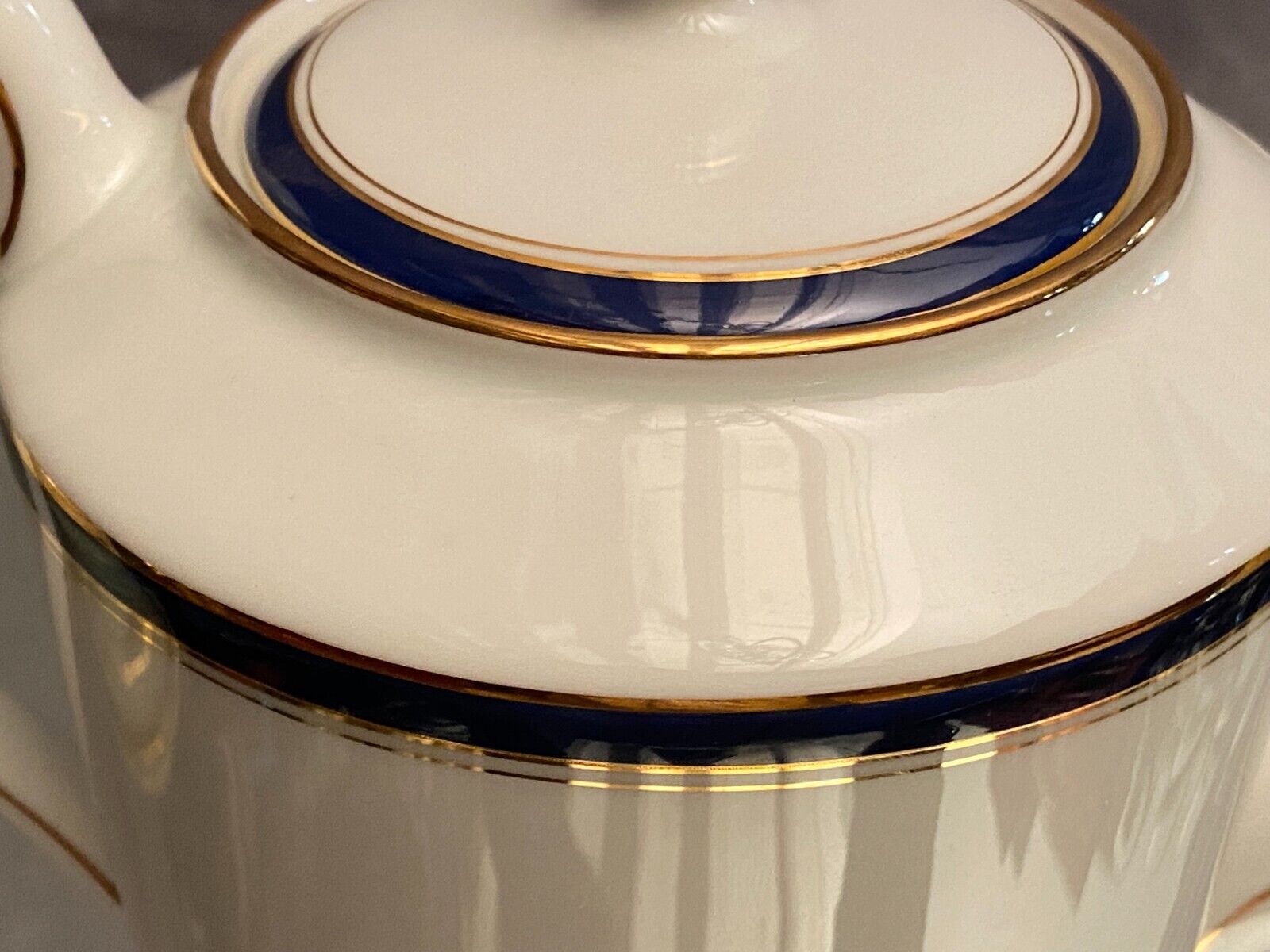 Teapot with blue and gold nets in Limoges porcelain signed Haviland