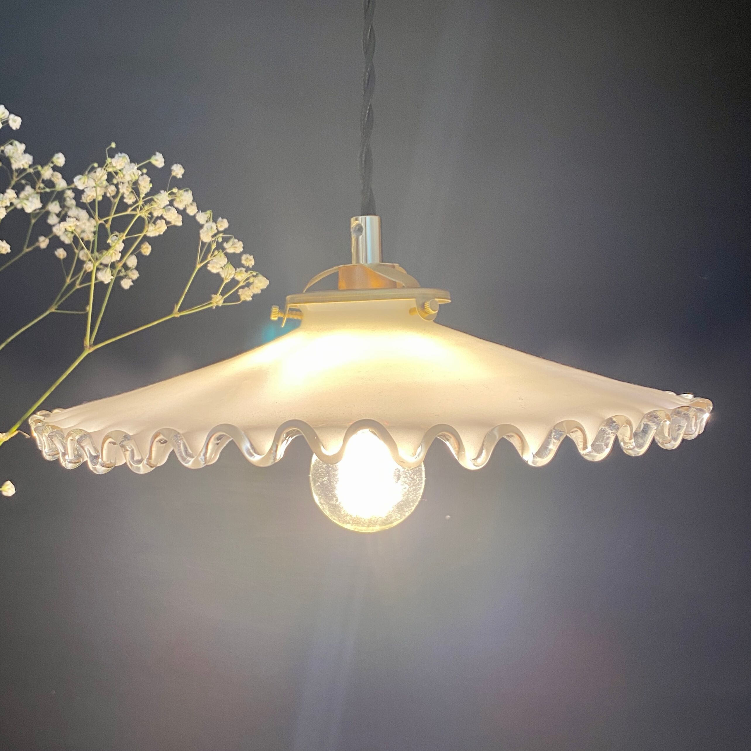 Vintage lampshade suspension in white opaline
