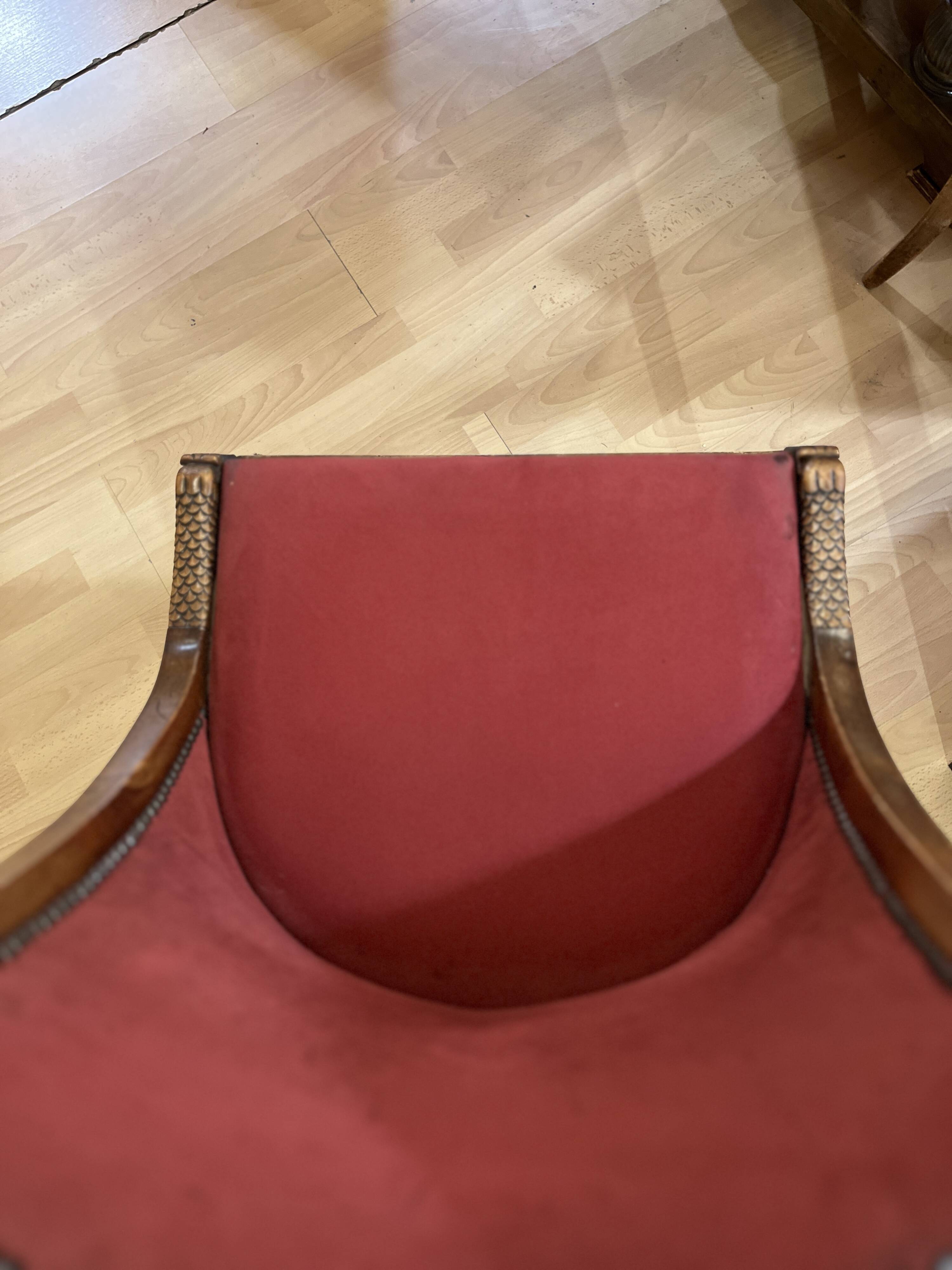 Suite de 6 chaises gondole style Empire en velours rouge