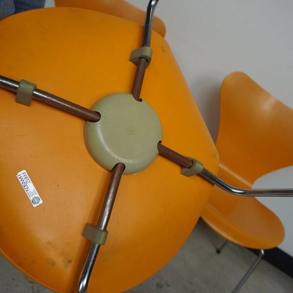 3 chaises jaunes série 7 par Arne Jacobsen éditées par Fritz Hansen, années 1980.
