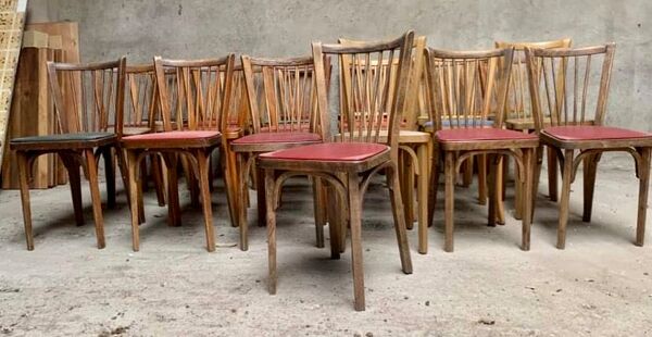 Série de 25 anciennes chaises bistrot Baumann vintage en bois courbé assis Skaï  ou bois