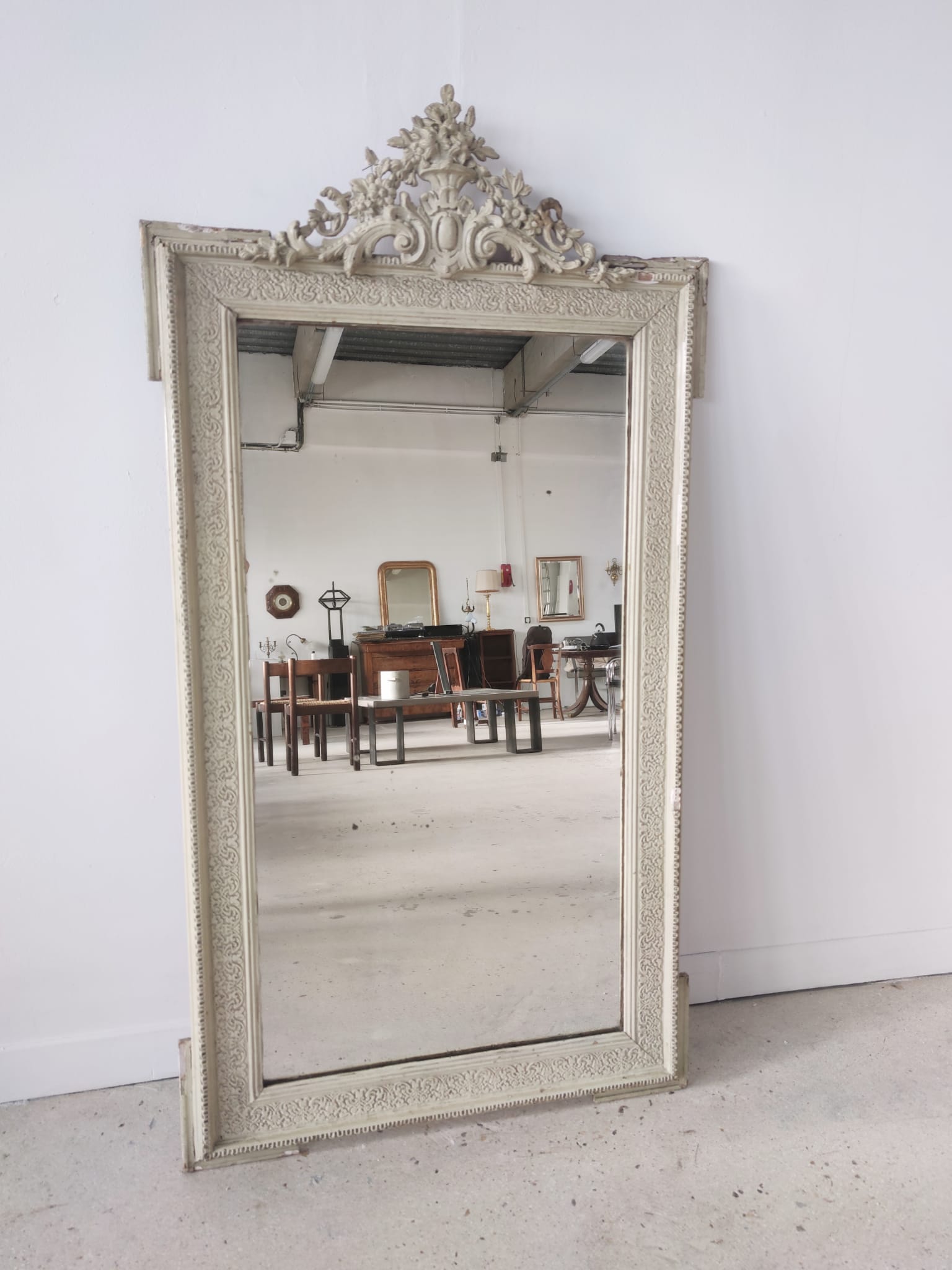 Rectangular mirror in light green lacquered wood with pediment H:1m39
