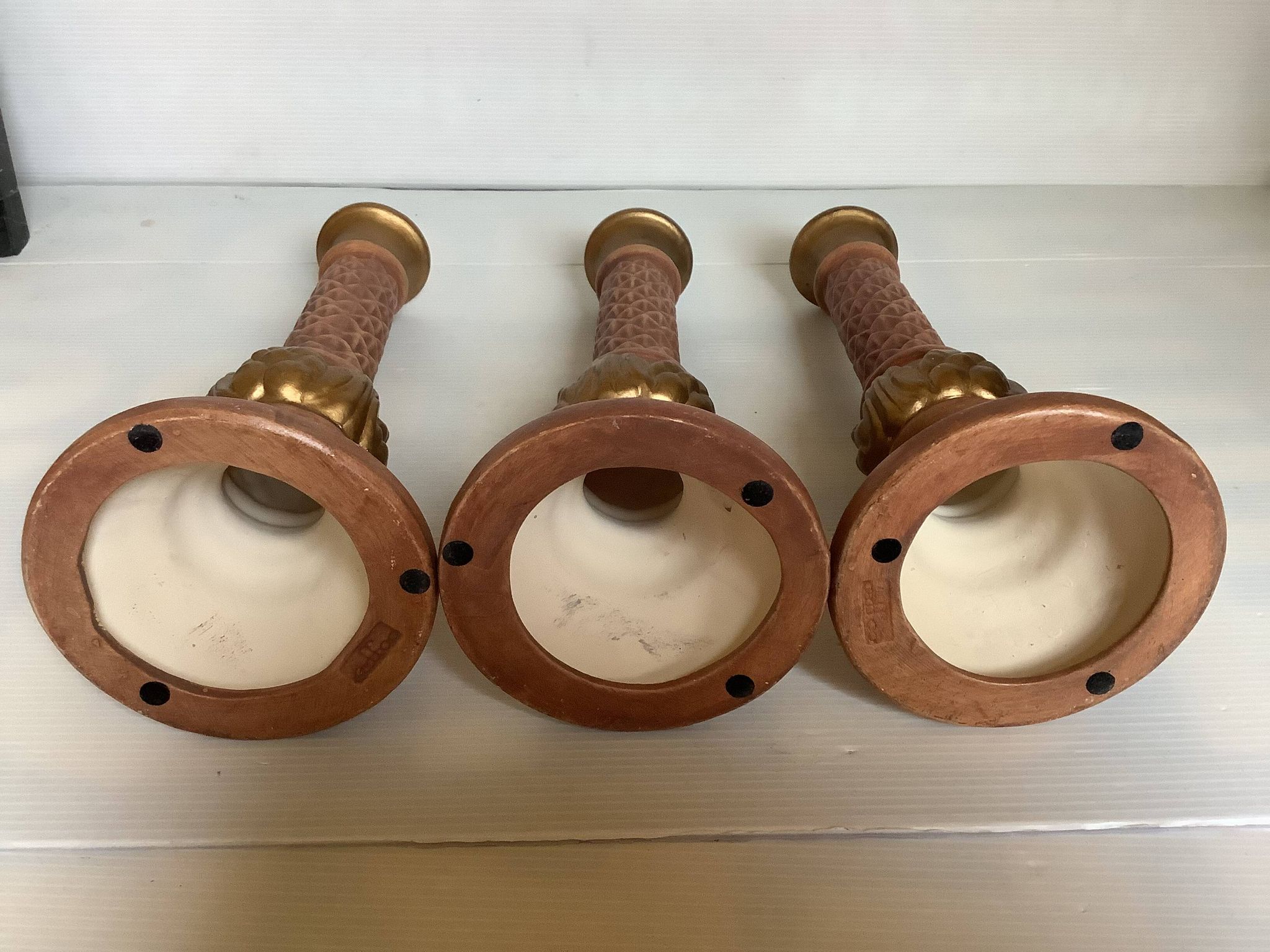 Trio de grands bougeoirs marron et doré
