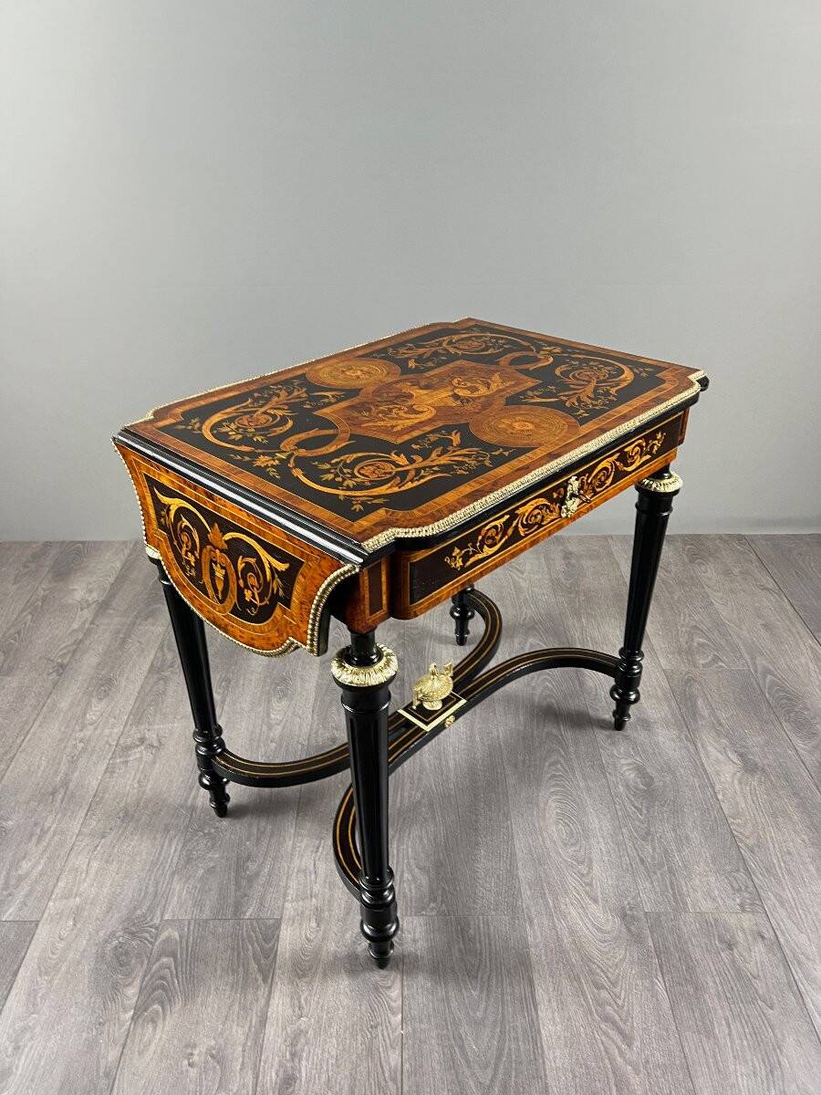 Writing table in Napoléon III style with marquetry and gilded bronzes, 19th century.
