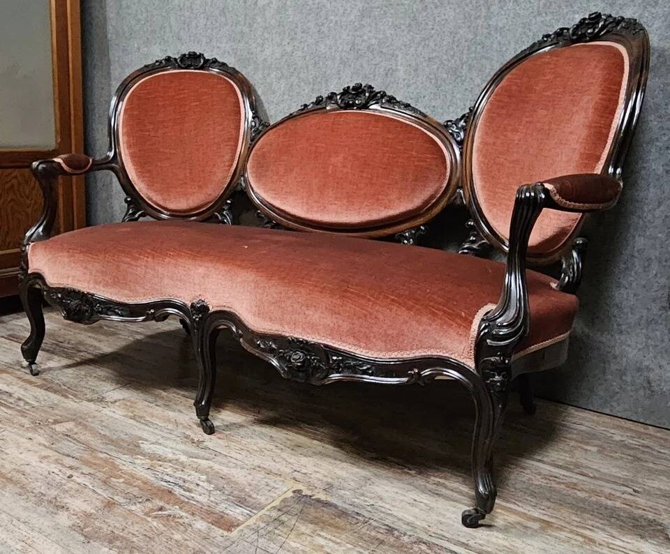 Very large Louis XV style mahogany banquette with medallions from the 19th century.