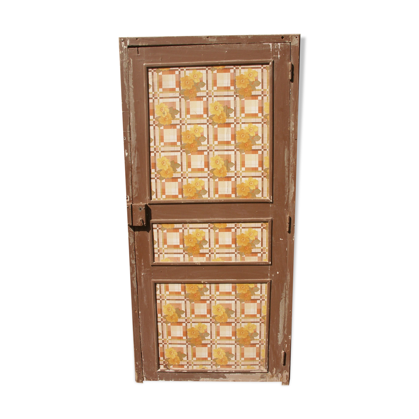 Closet door or reserve and its frame