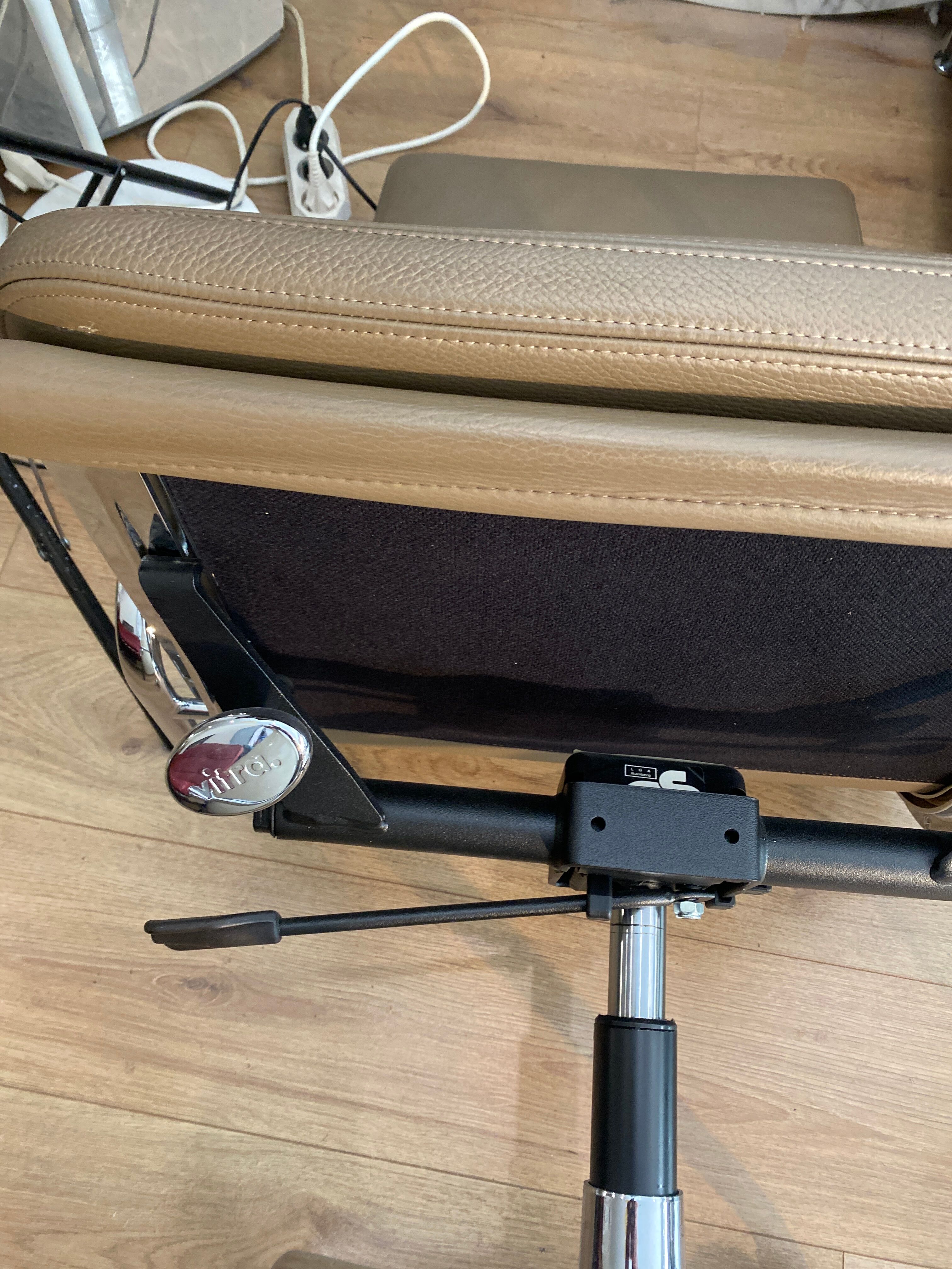 Armchair Charles and Ray Eames ea 219 edition Vitra taupe leather