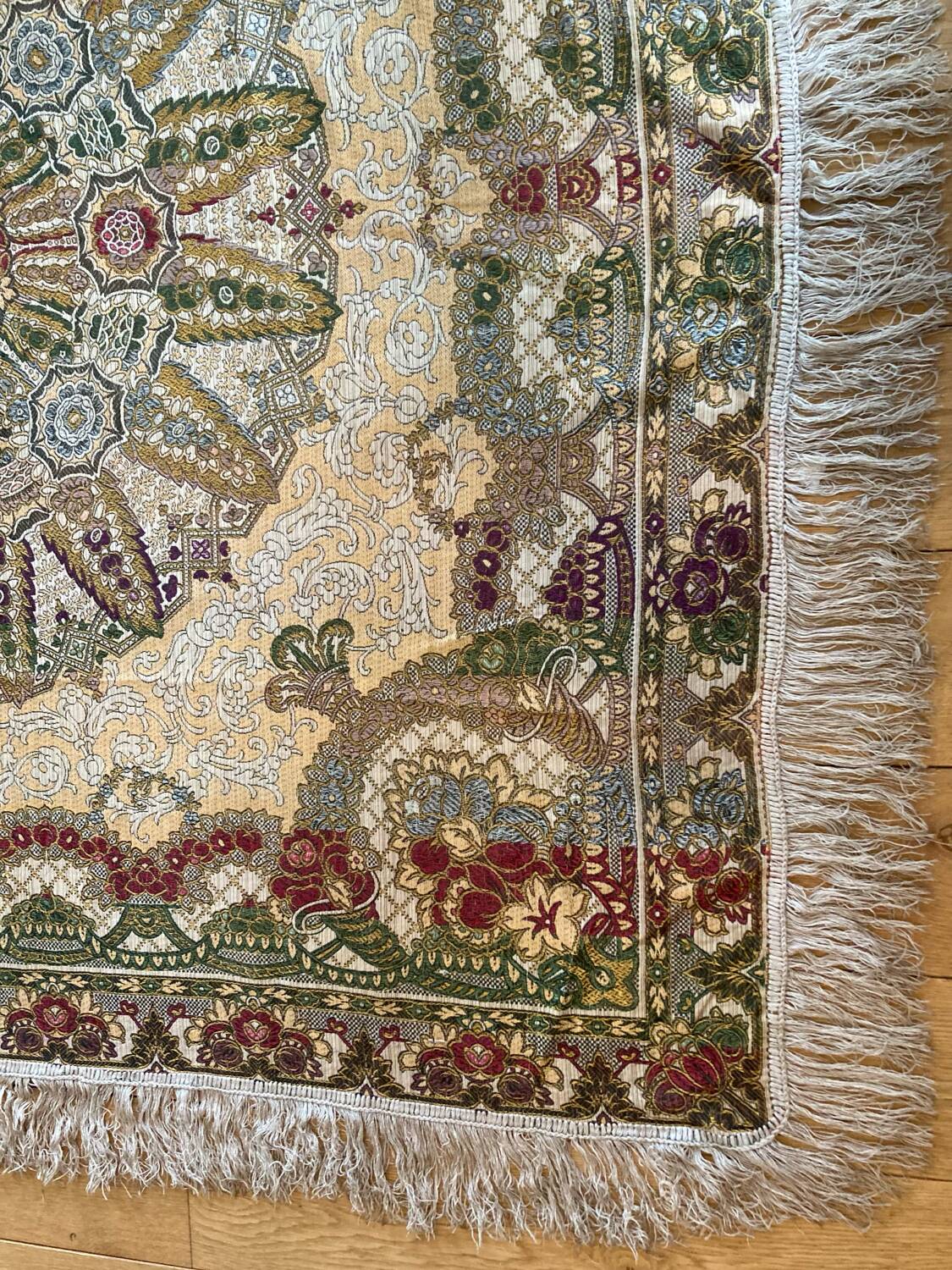 Nappe en soie d’Alger époque début XXe motifs floraux rehaussés de fils dorés, fait main