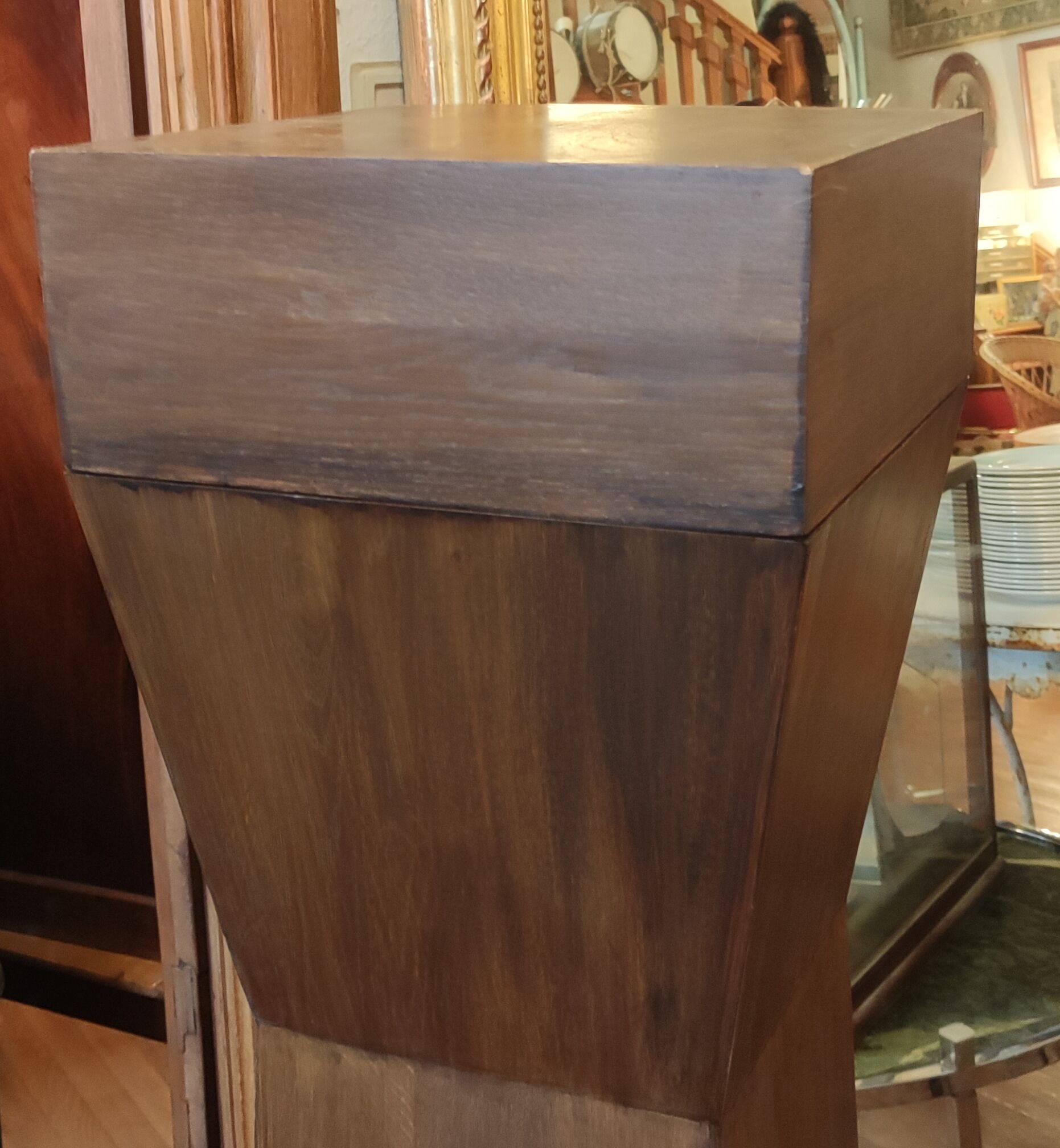 Fifth wheel conical pedestal contemporary design