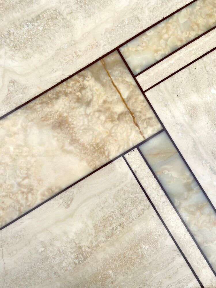 Low table in travertine and onyx 80'