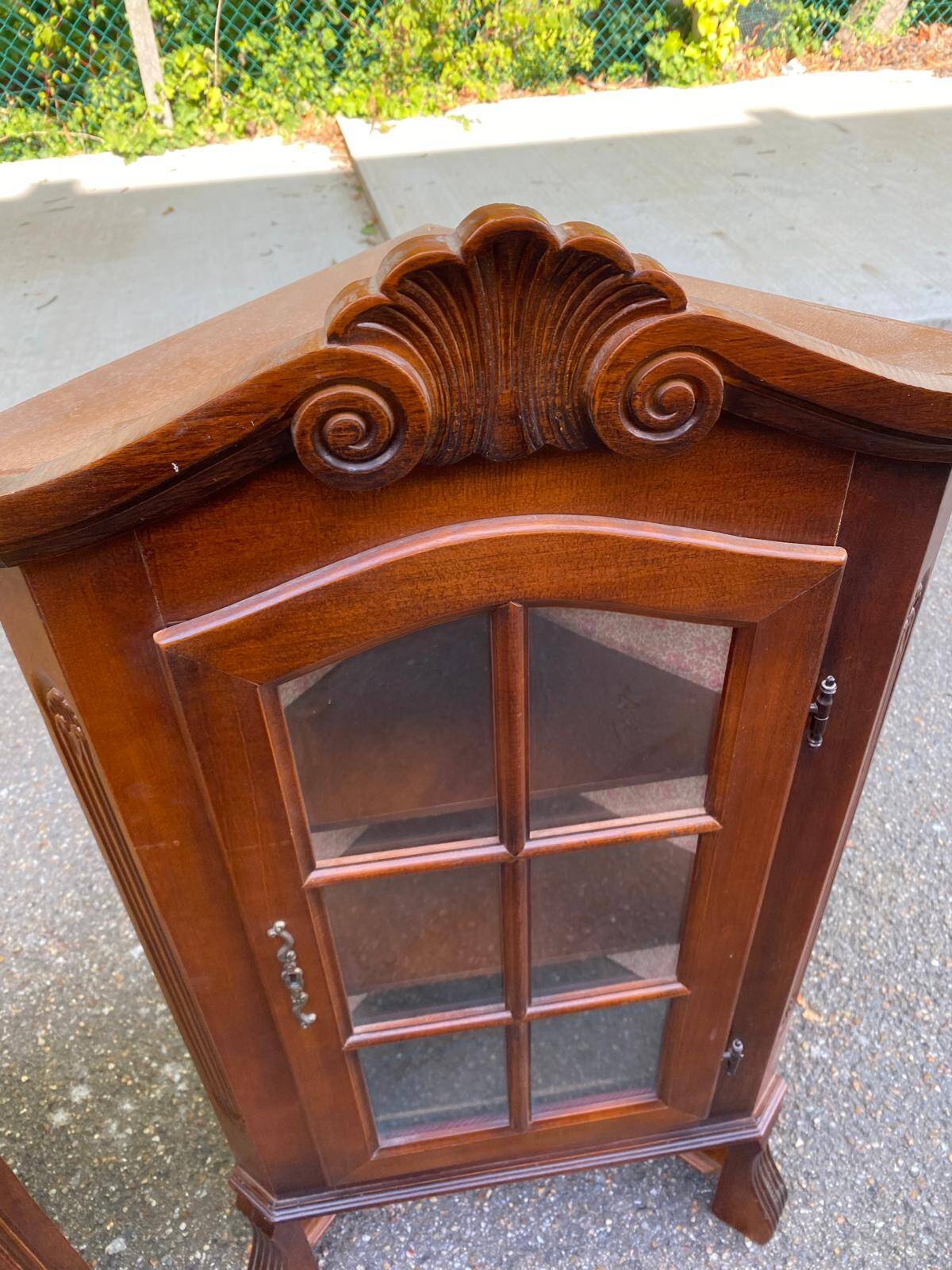 Petite vitrine anglaise en acajou ouvrant par deux portes vitrées et