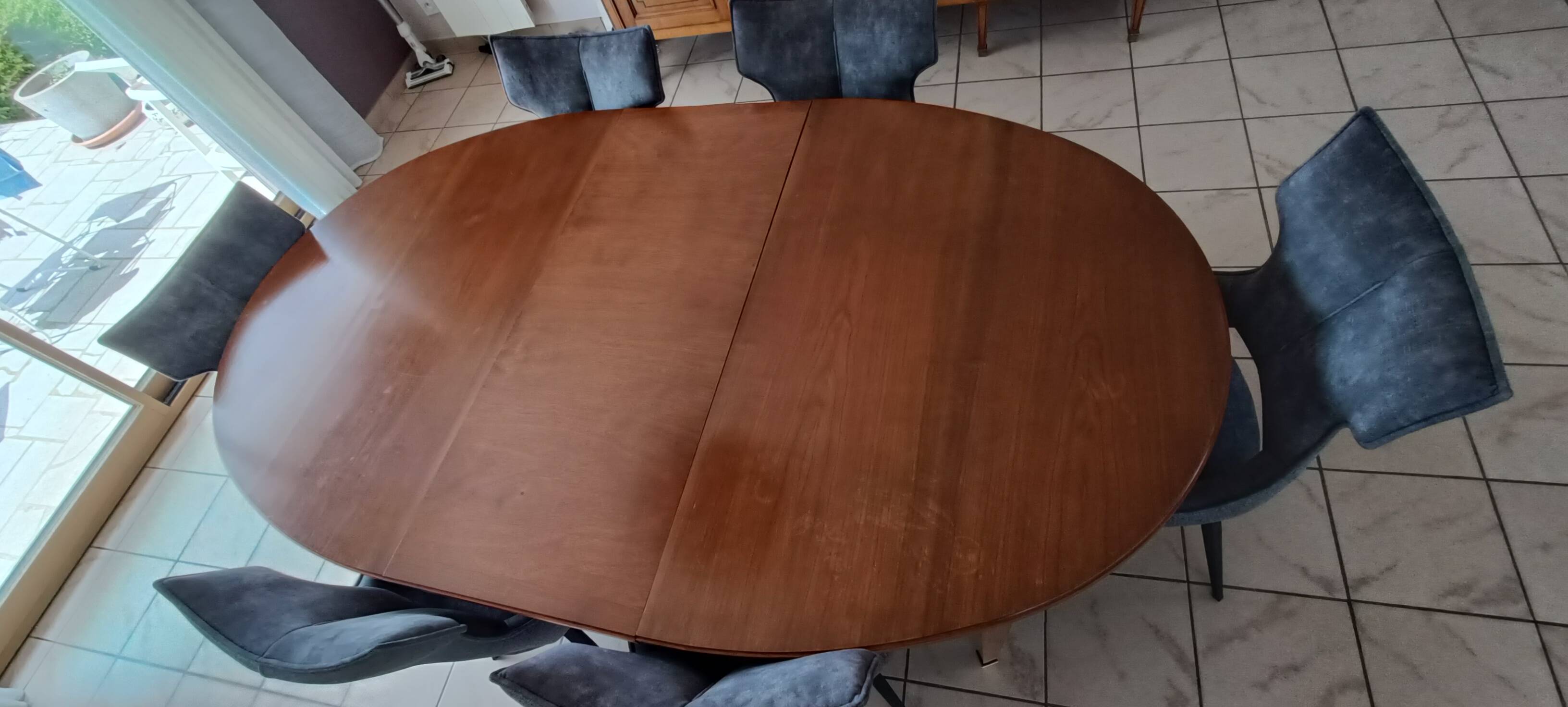 Extendable dining table in Empire style