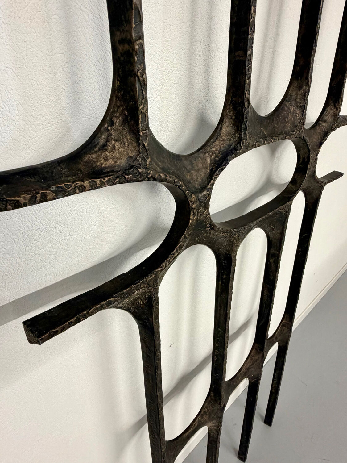 XXL wall sculpture in cast aluminium, 1970s Brutalist design.