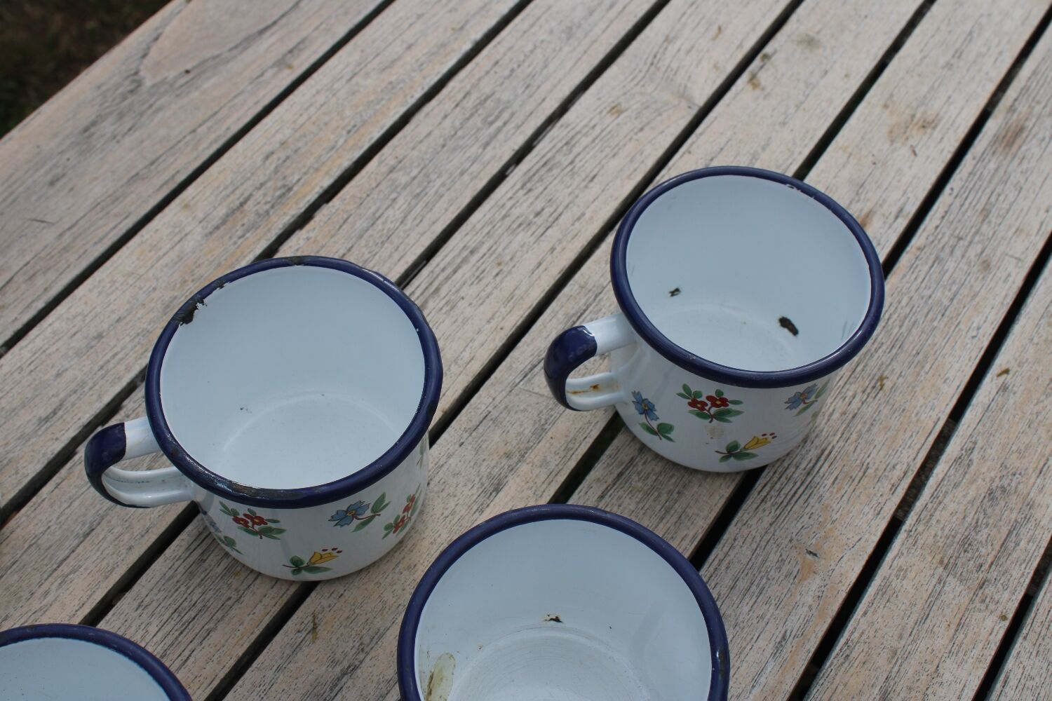 Enamelled sheet metal cups