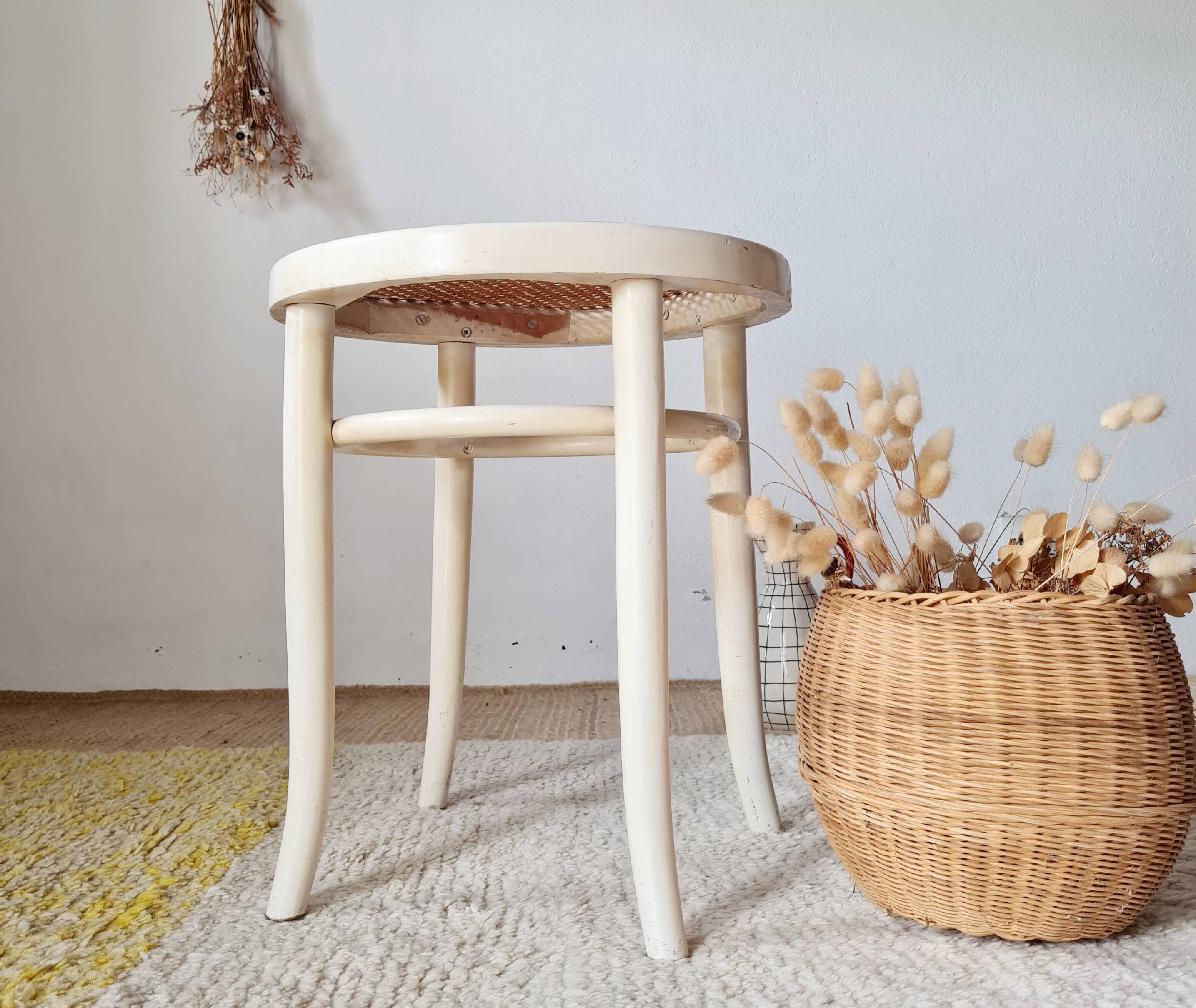 Tabouret vintage en bois courbé blanc et assise en cannage – Esprit Thonet