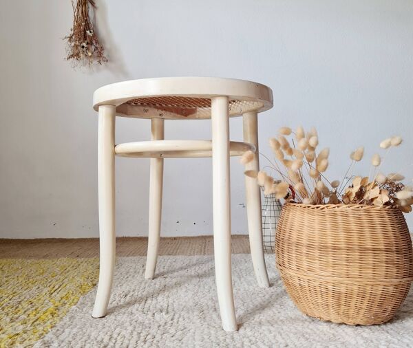Tabouret vintage en bois courbé blanc et assise en cannage – Esprit Thonet