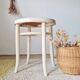 Tabouret vintage en bois courbé blanc et assise en cannage – Esprit Thonet